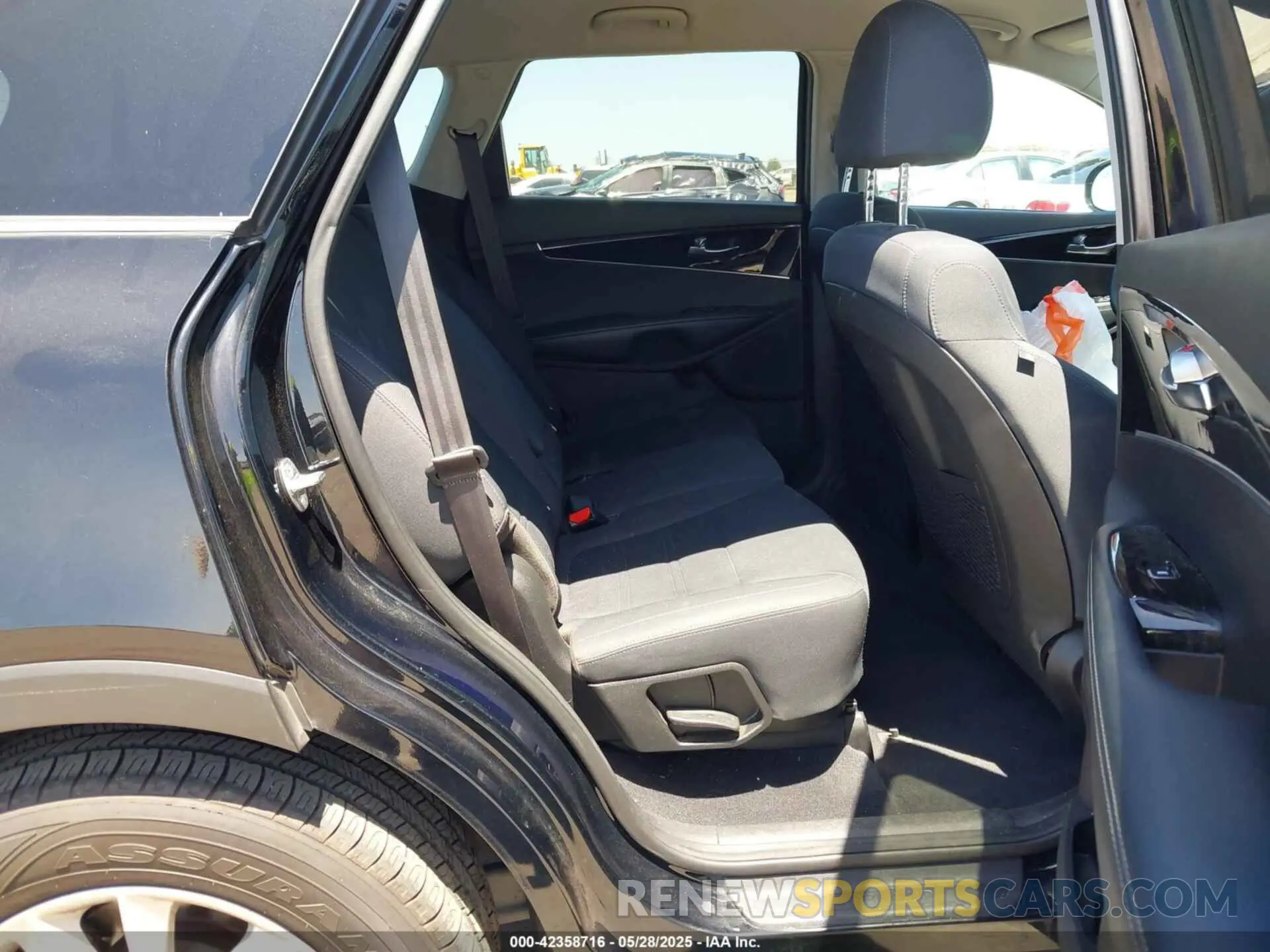 8 Photograph of a damaged car 5XYPG4A38KG573882 KIA SORENTO 2019
