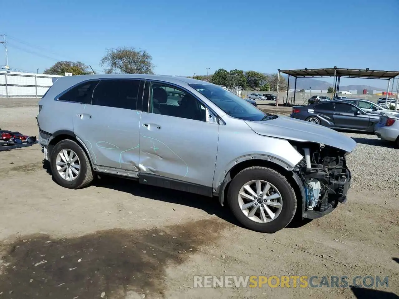 4 Photograph of a damaged car 5XYPG4A38KG575373 KIA SORENTO 2019