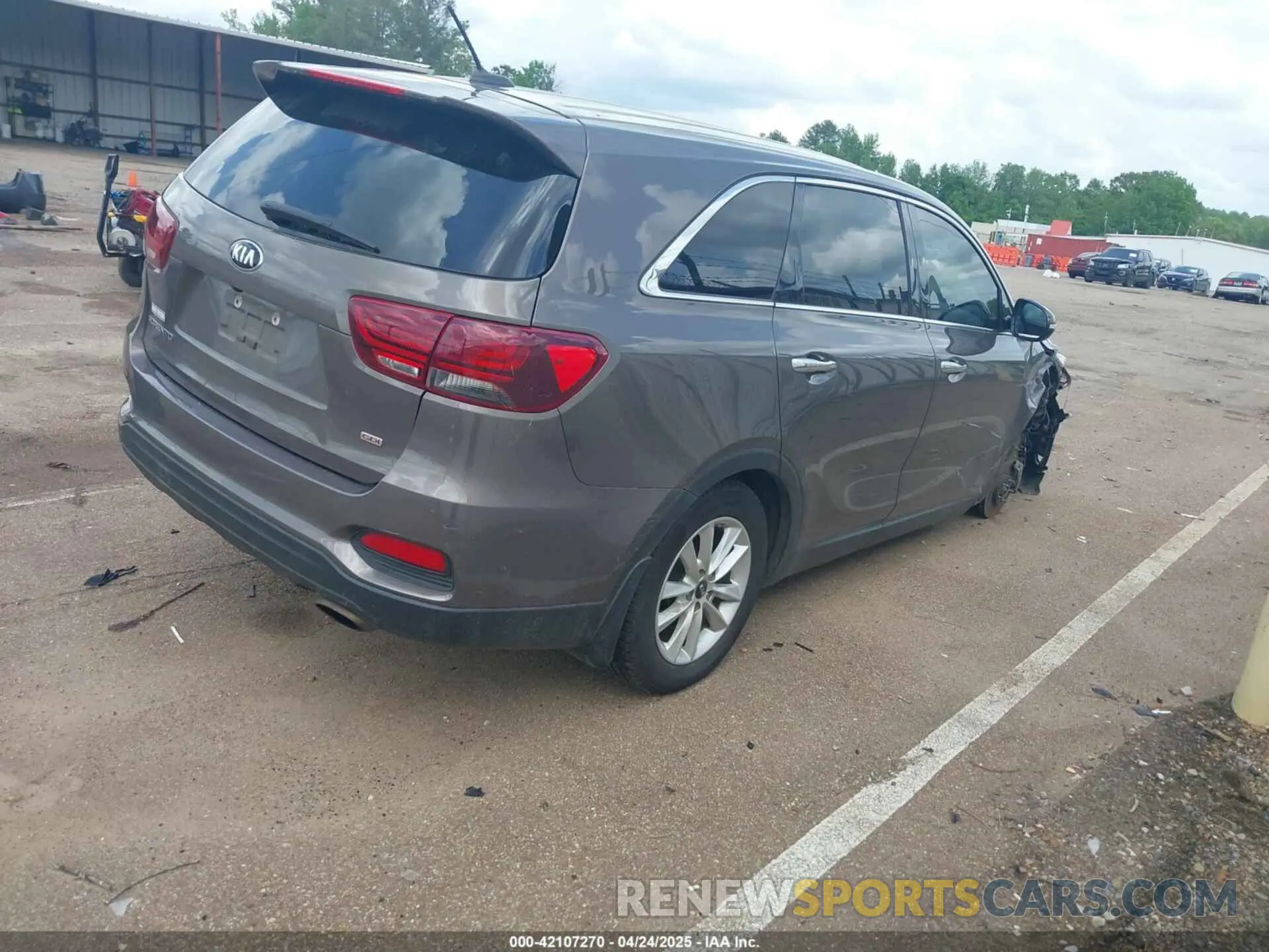 4 Photograph of a damaged car 5XYPG4A38KG576149 KIA SORENTO 2019