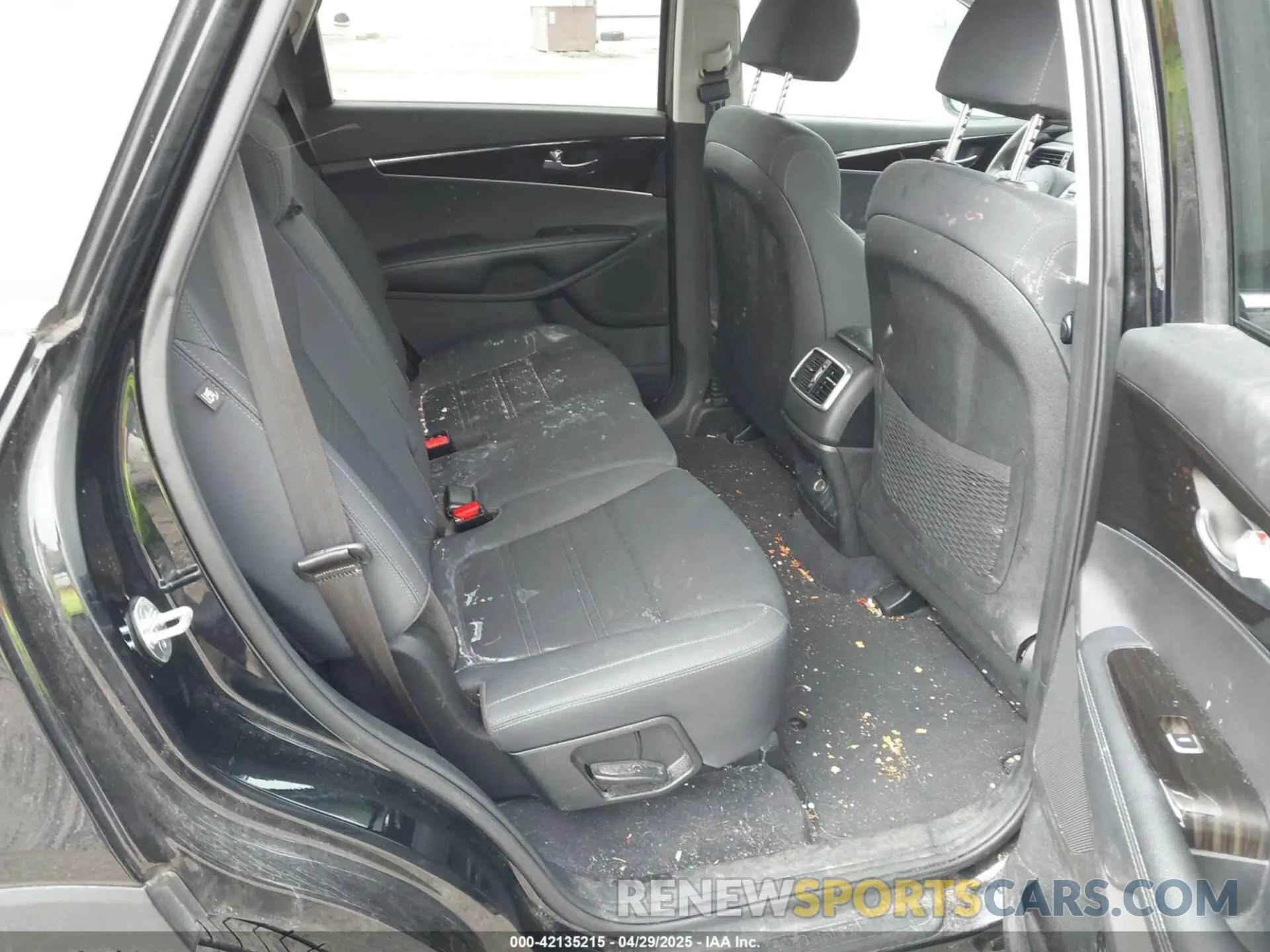 8 Photograph of a damaged car 5XYPG4A38KG576667 KIA SORENTO 2019