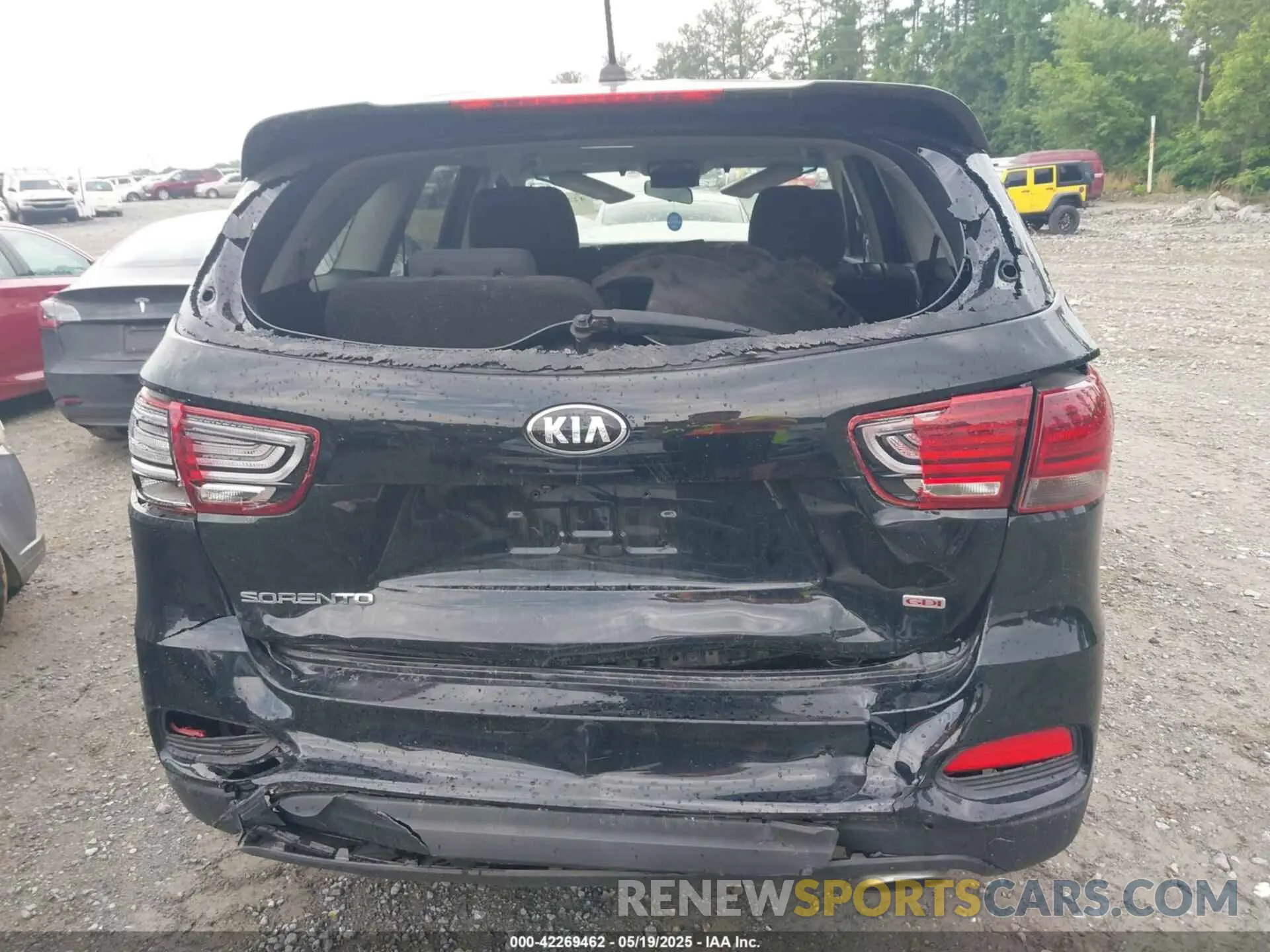 16 Photograph of a damaged car 5XYPG4A38KG581934 KIA SORENTO 2019