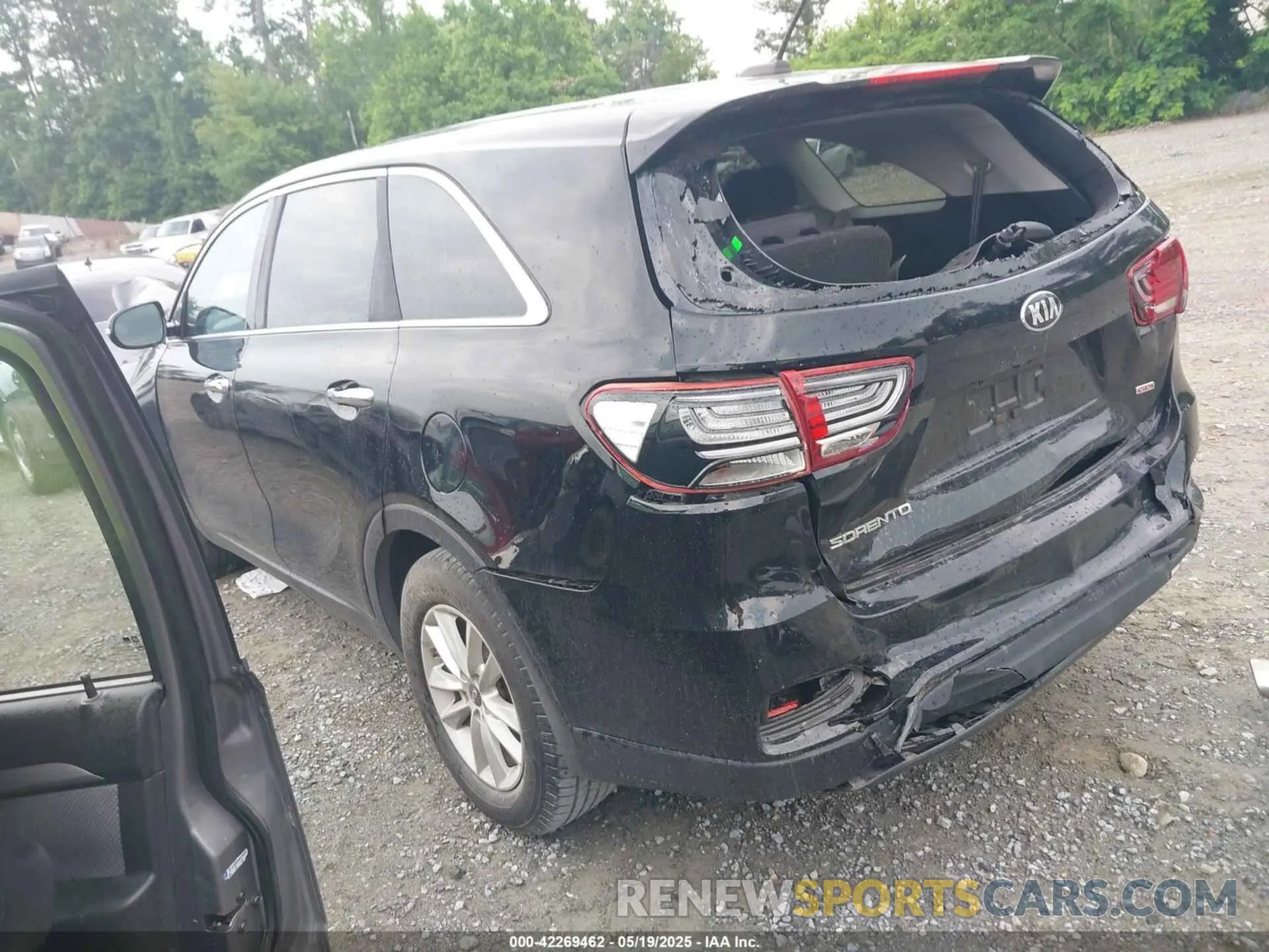 3 Photograph of a damaged car 5XYPG4A38KG581934 KIA SORENTO 2019