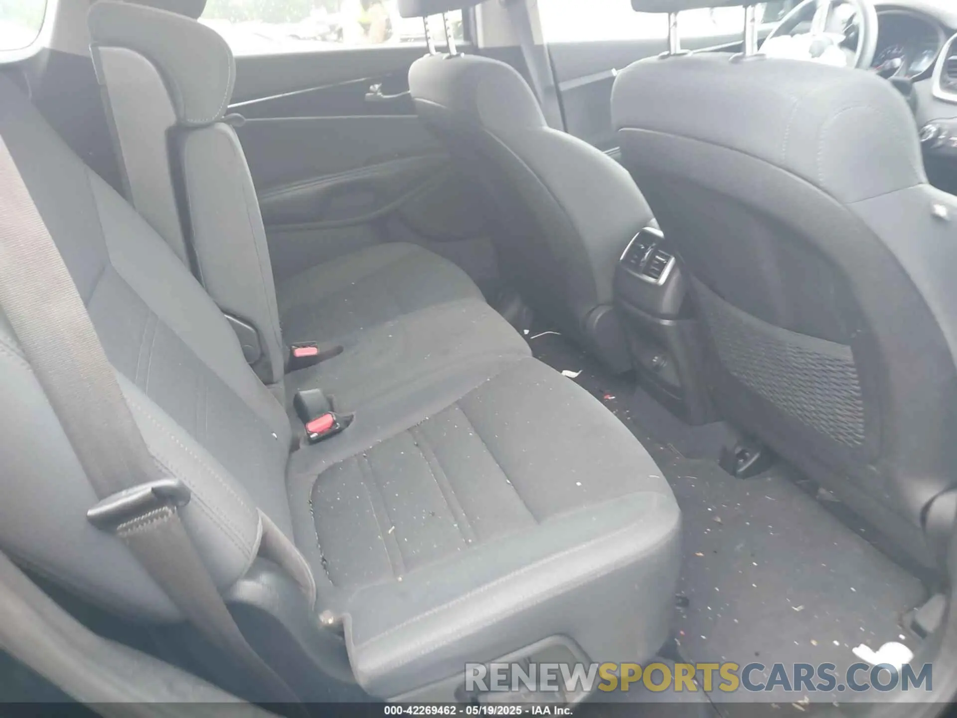 8 Photograph of a damaged car 5XYPG4A38KG581934 KIA SORENTO 2019