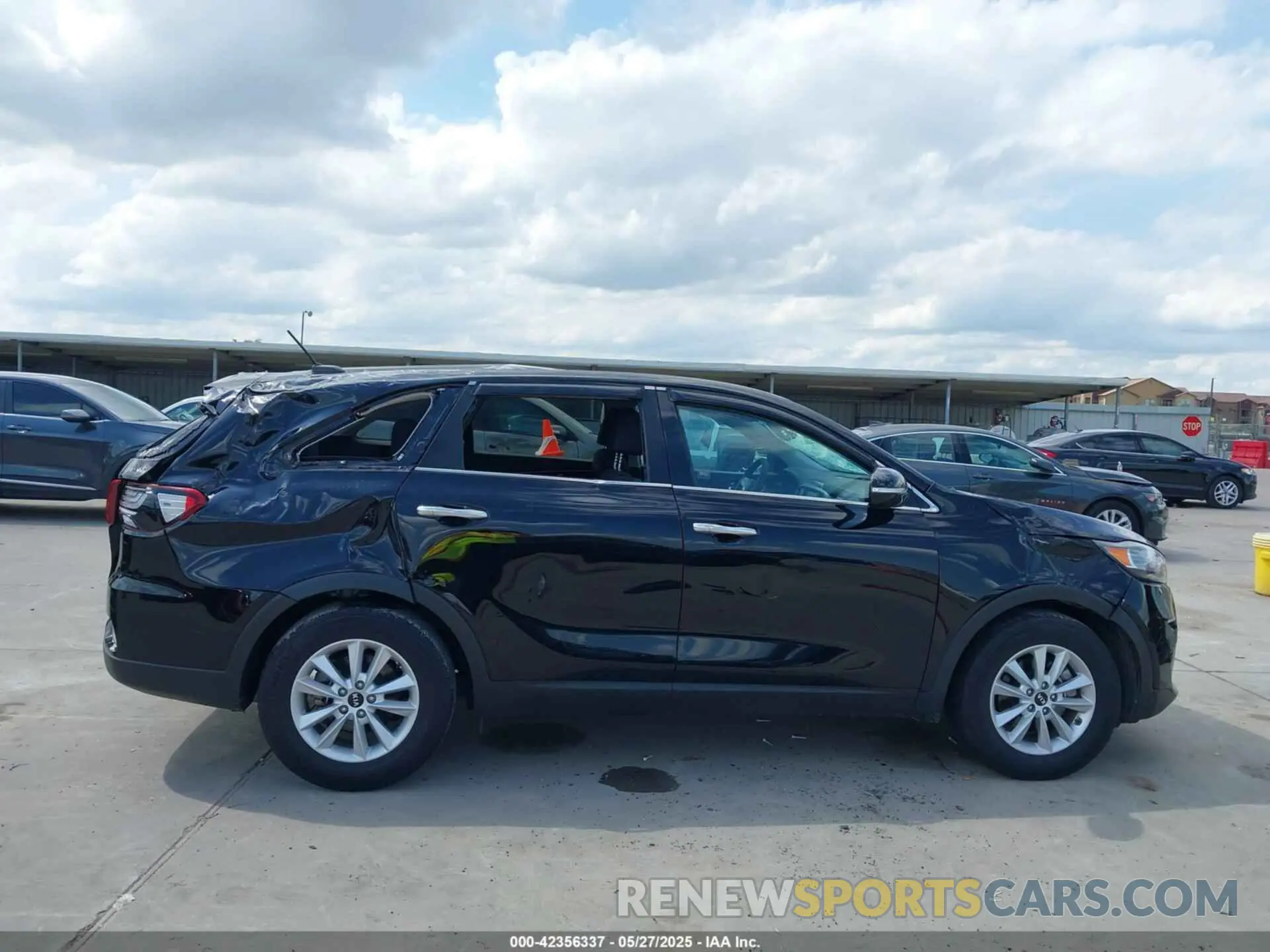 14 Photograph of a damaged car 5XYPG4A38KG587796 KIA SORENTO 2019