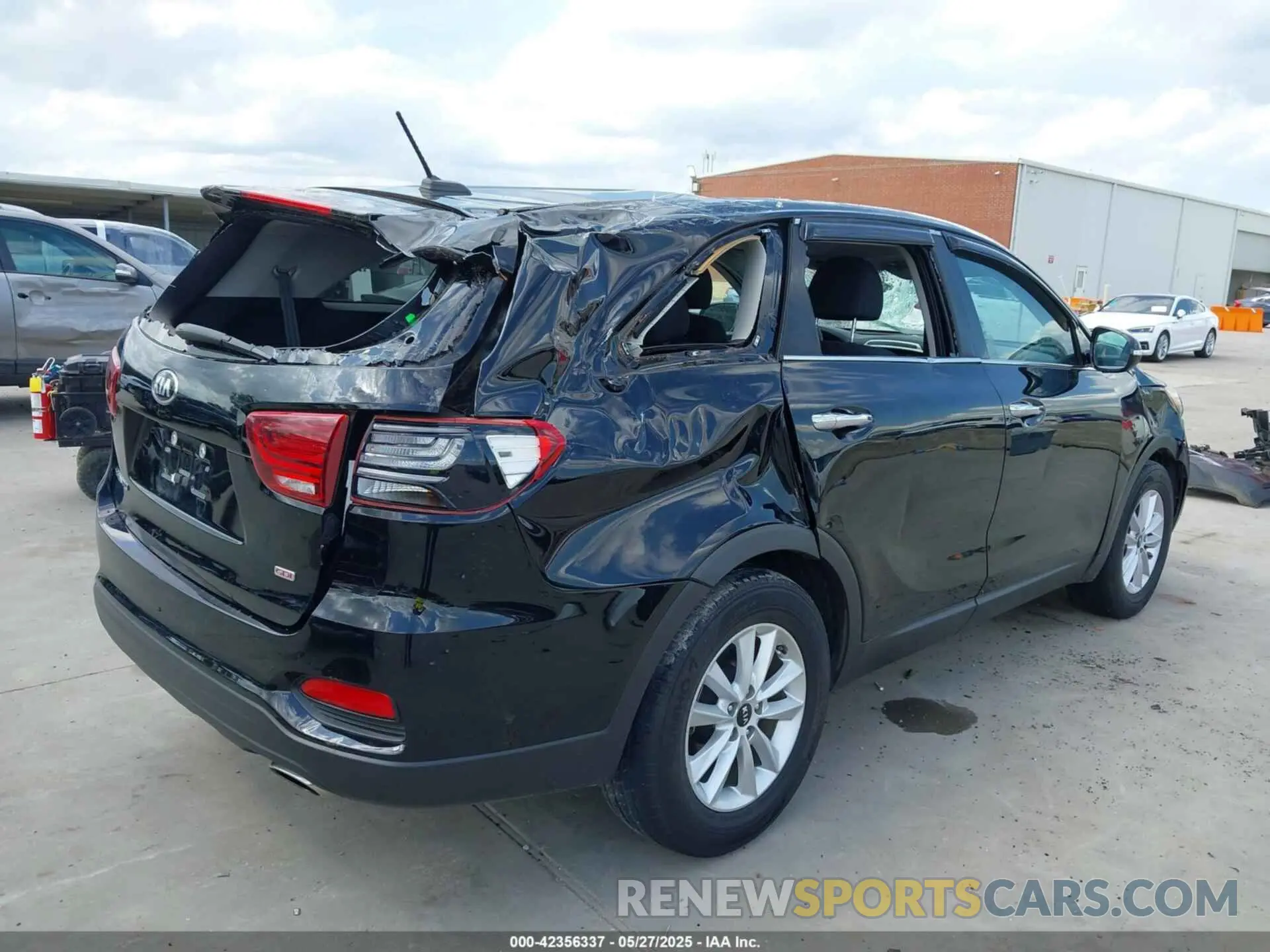 4 Photograph of a damaged car 5XYPG4A38KG587796 KIA SORENTO 2019