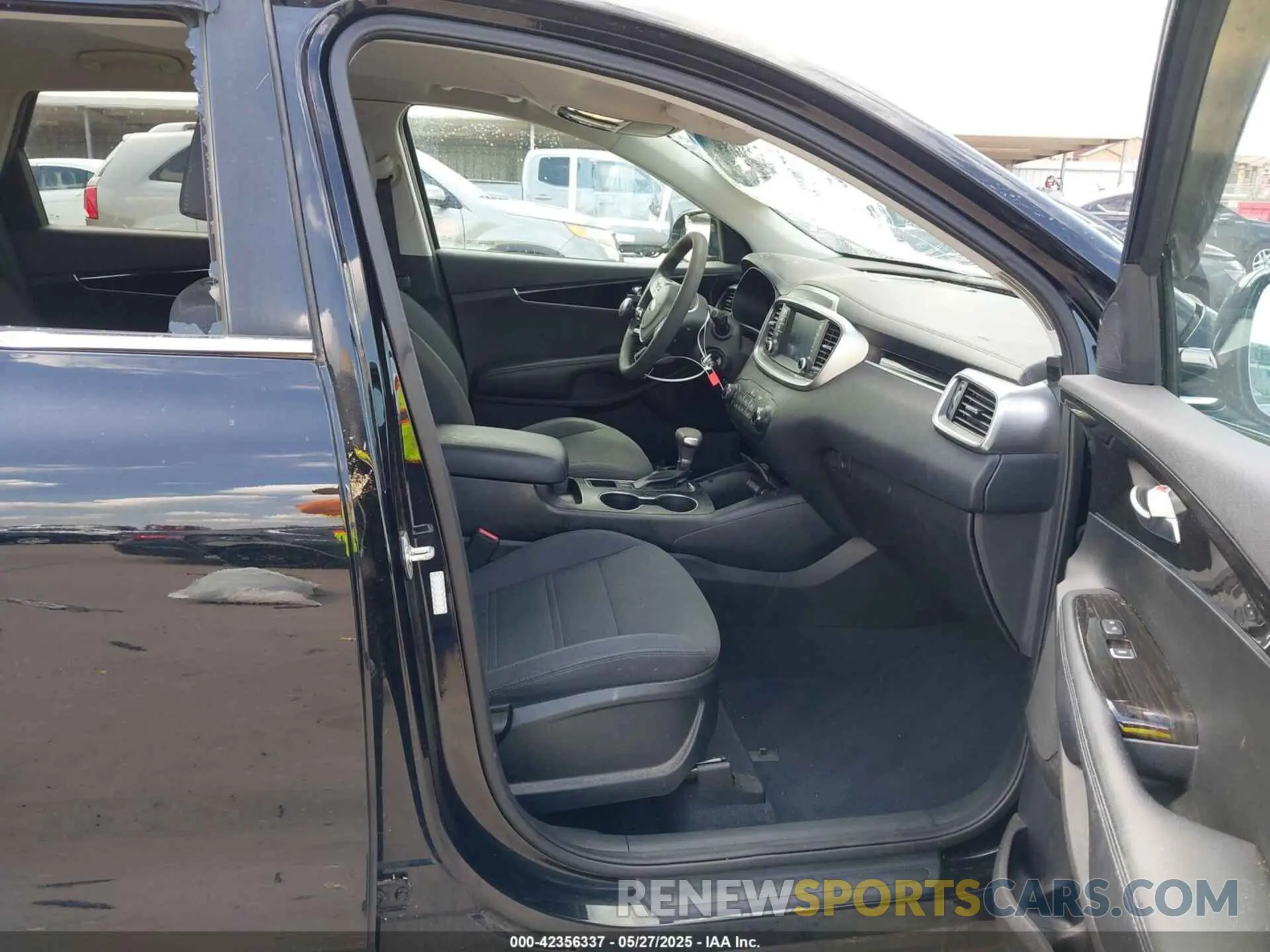 5 Photograph of a damaged car 5XYPG4A38KG587796 KIA SORENTO 2019