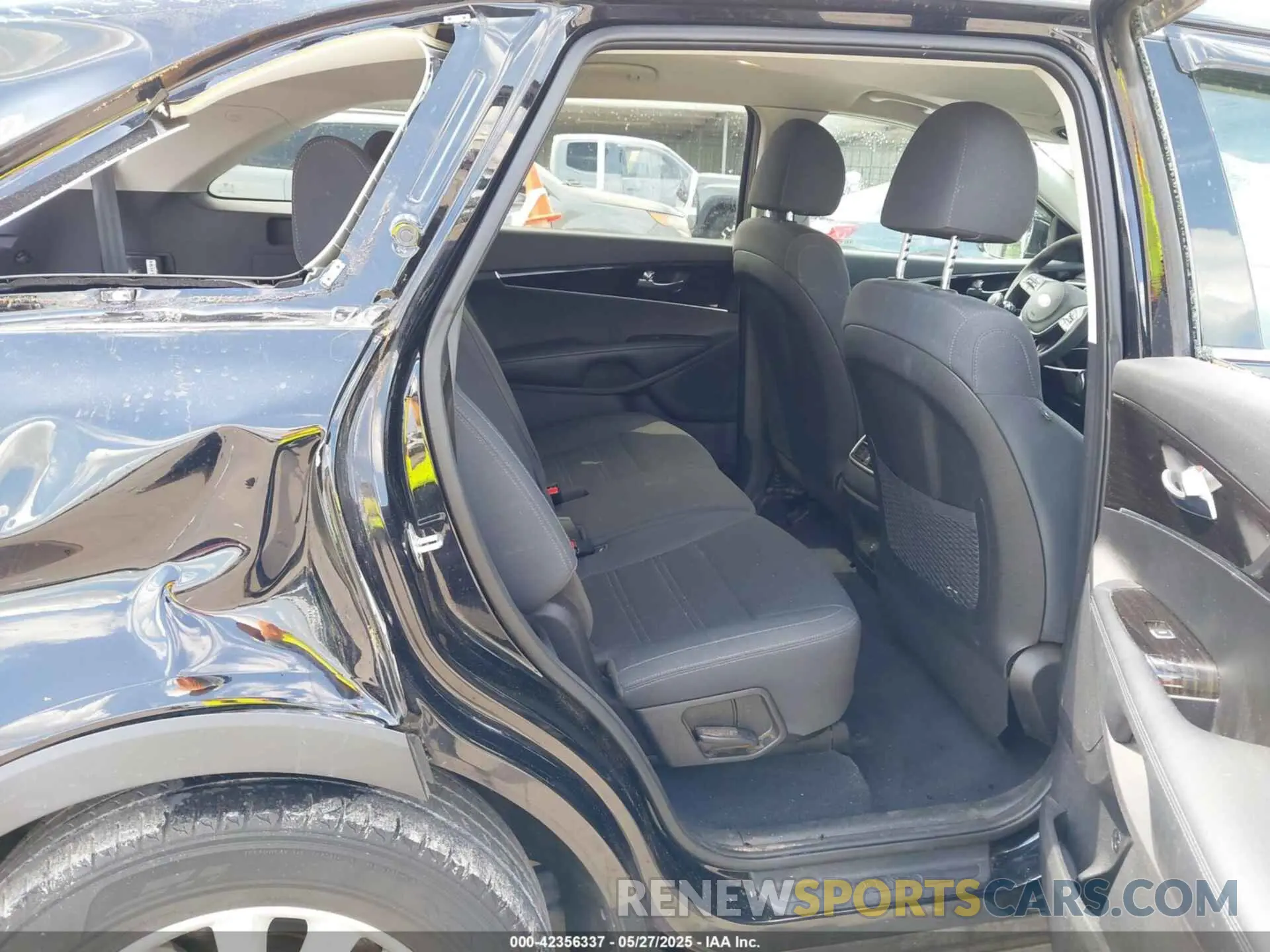 8 Photograph of a damaged car 5XYPG4A38KG587796 KIA SORENTO 2019