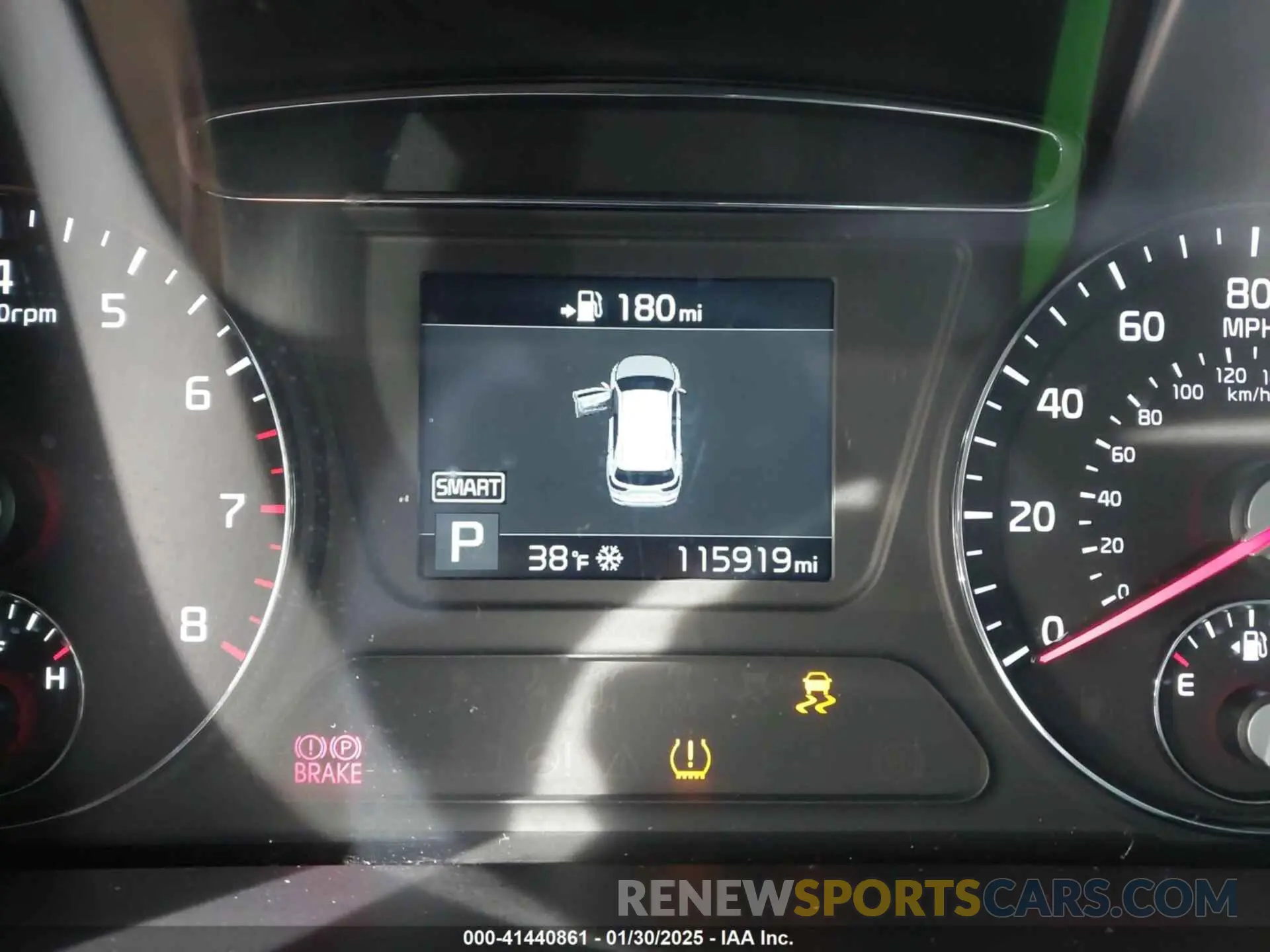 16 Photograph of a damaged car 5XYPG4A39KG438569 KIA SORENTO 2019