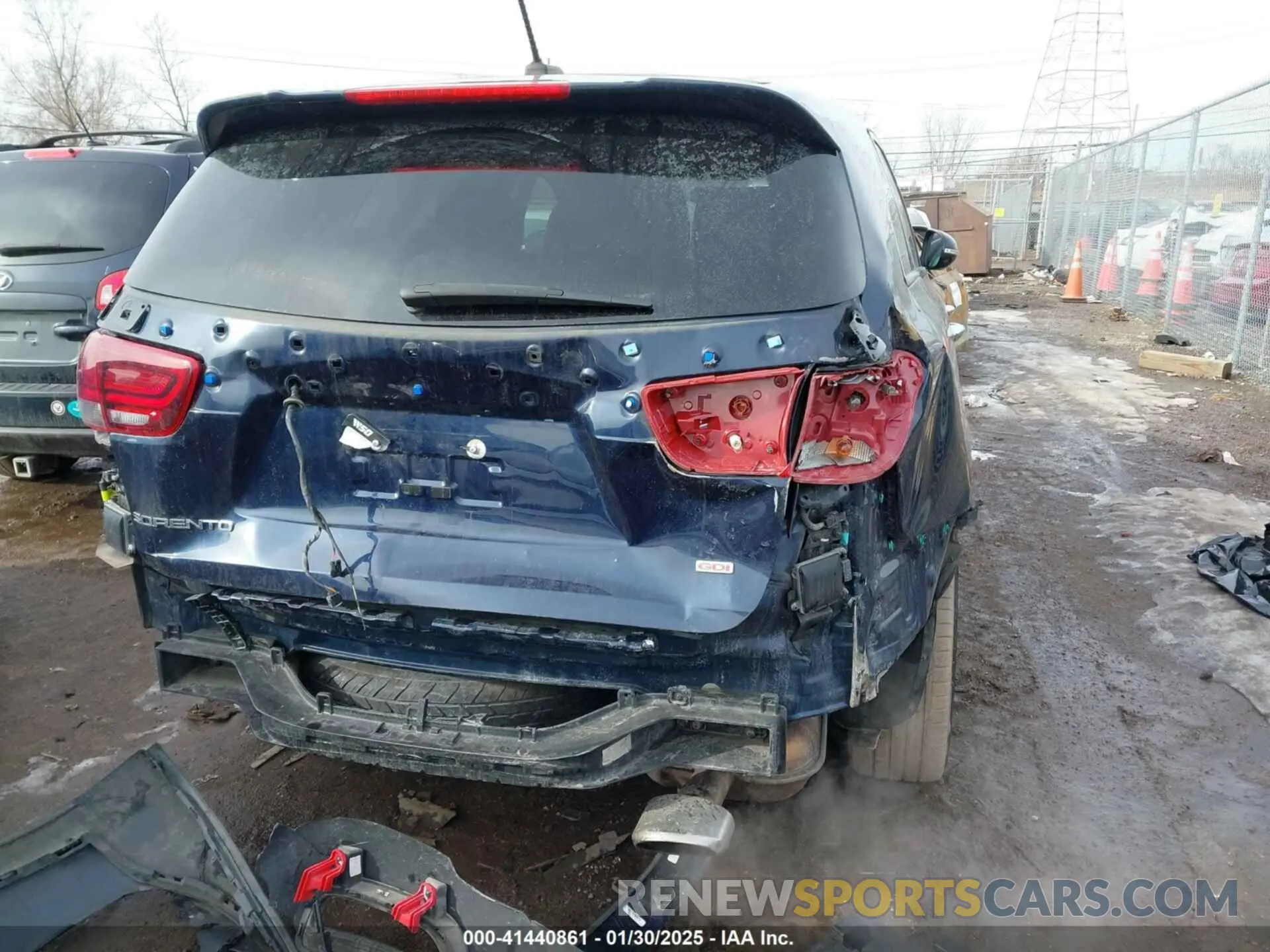 17 Photograph of a damaged car 5XYPG4A39KG438569 KIA SORENTO 2019