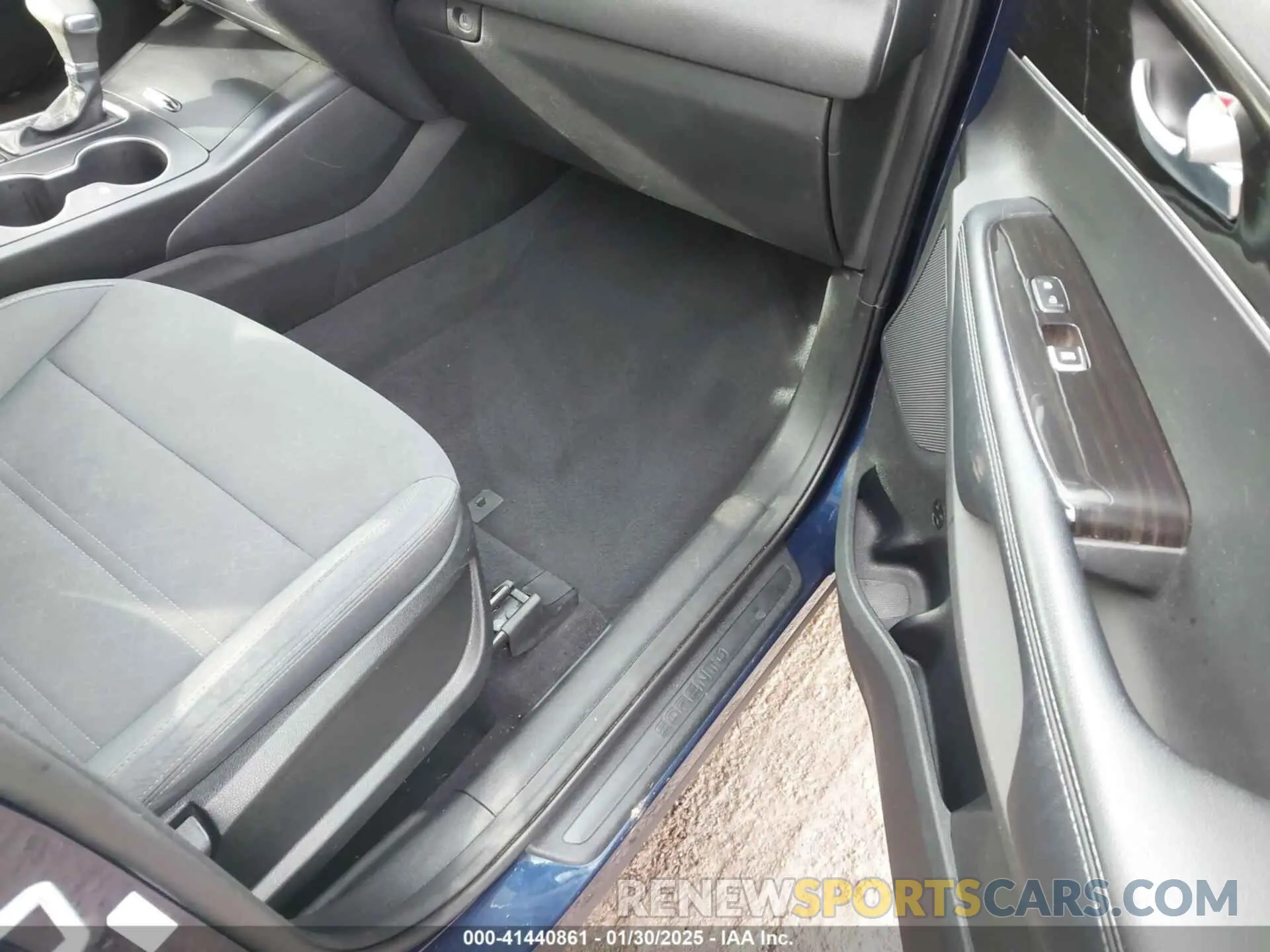 5 Photograph of a damaged car 5XYPG4A39KG438569 KIA SORENTO 2019