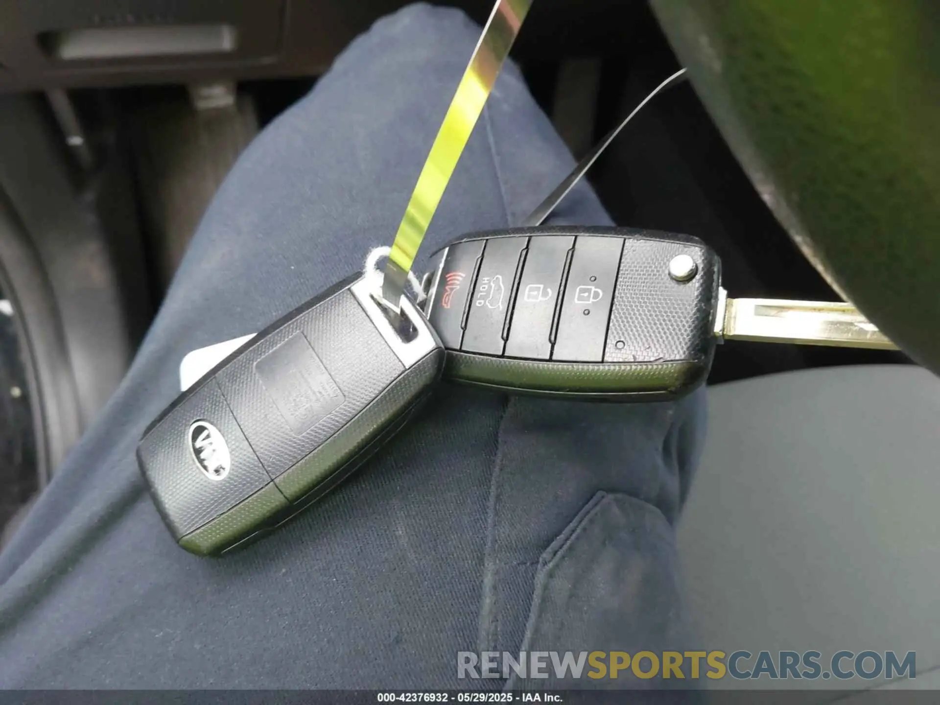 11 Photograph of a damaged car 5XYPG4A39KG443481 KIA SORENTO 2019