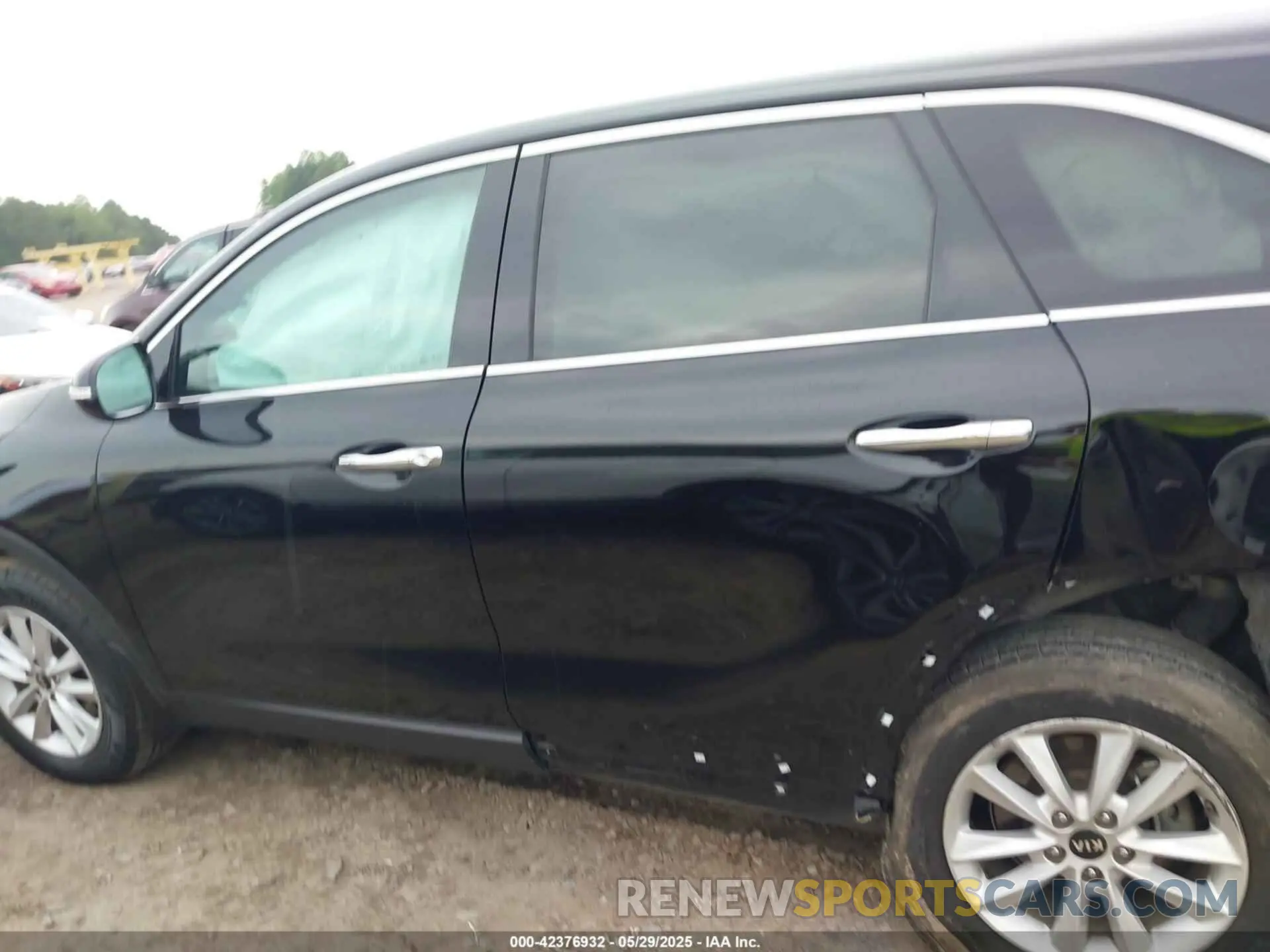 14 Photograph of a damaged car 5XYPG4A39KG443481 KIA SORENTO 2019