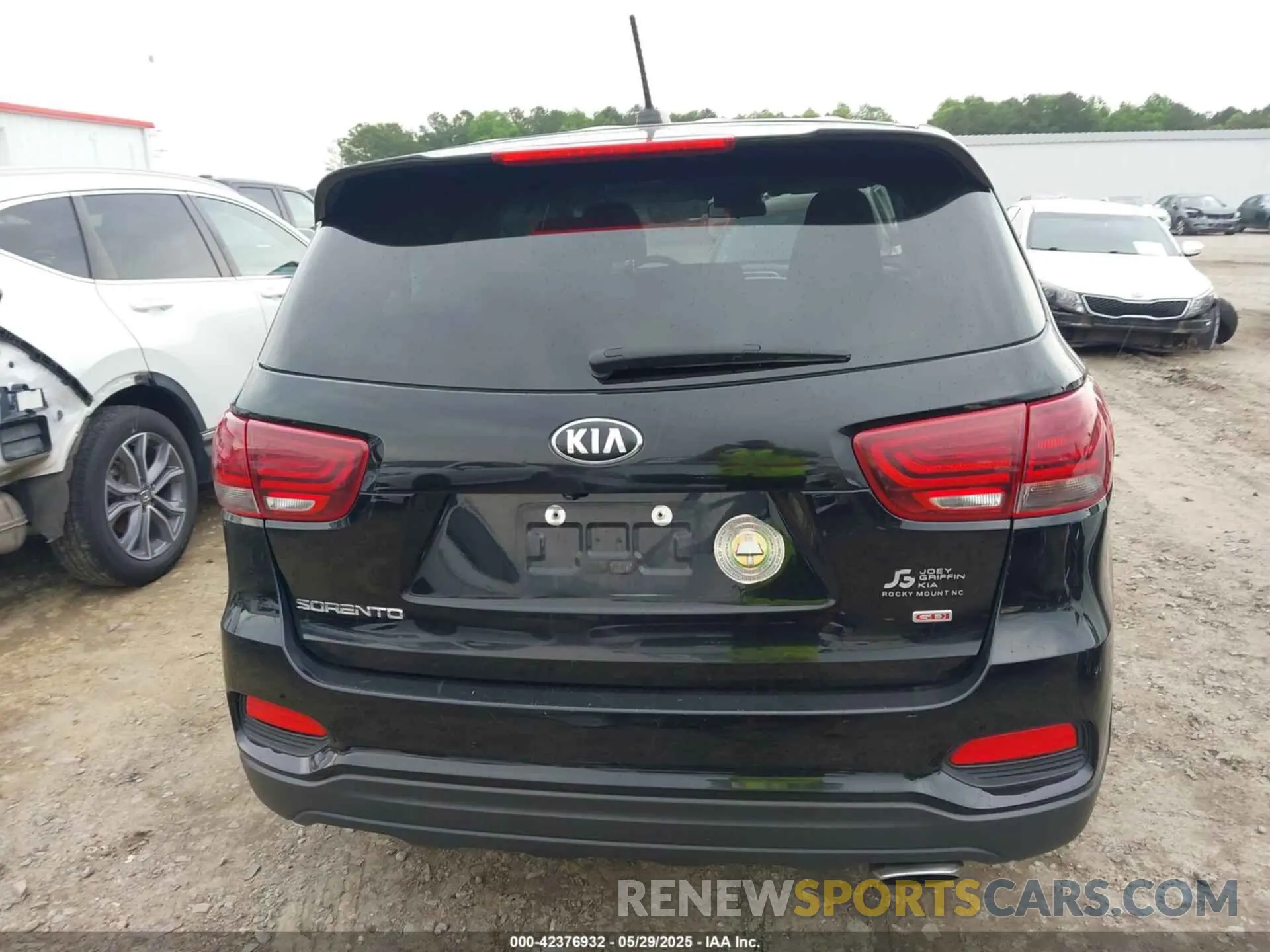 16 Photograph of a damaged car 5XYPG4A39KG443481 KIA SORENTO 2019