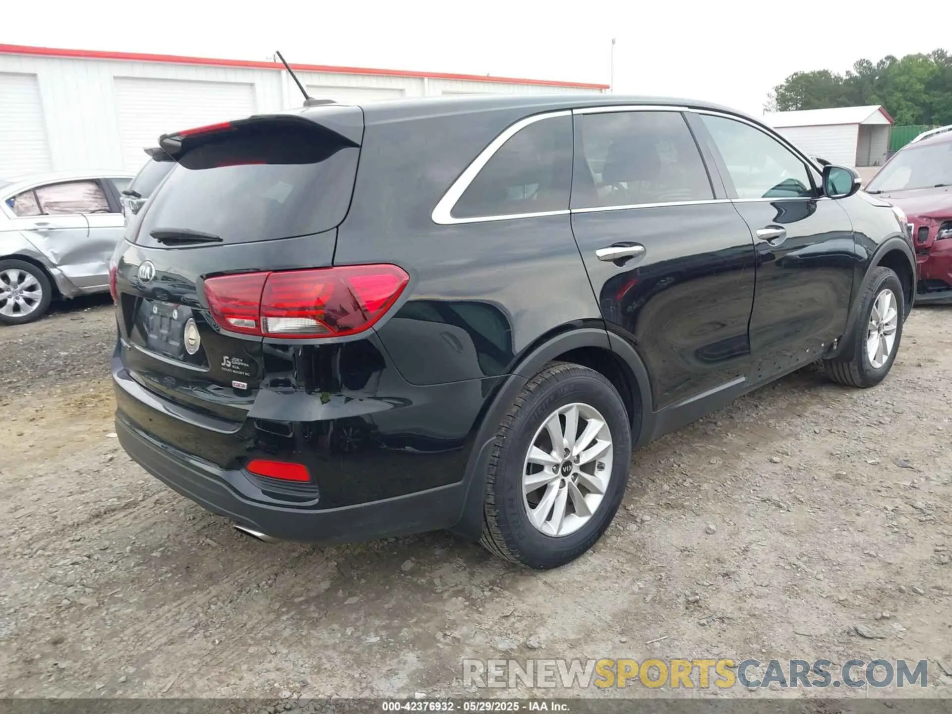4 Photograph of a damaged car 5XYPG4A39KG443481 KIA SORENTO 2019
