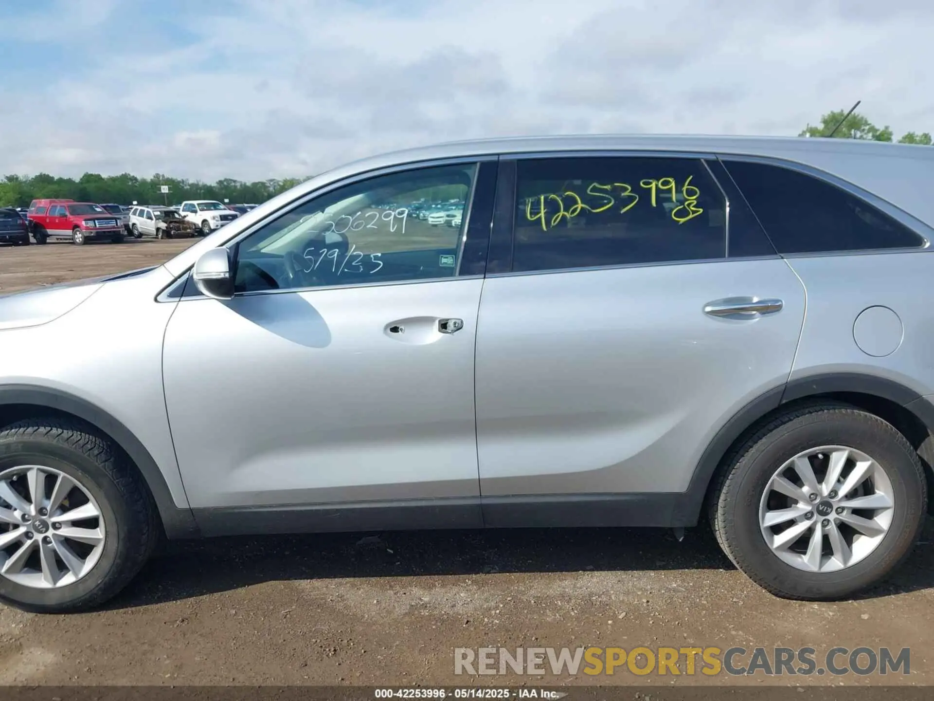 14 Photograph of a damaged car 5XYPG4A39KG463715 KIA SORENTO 2019