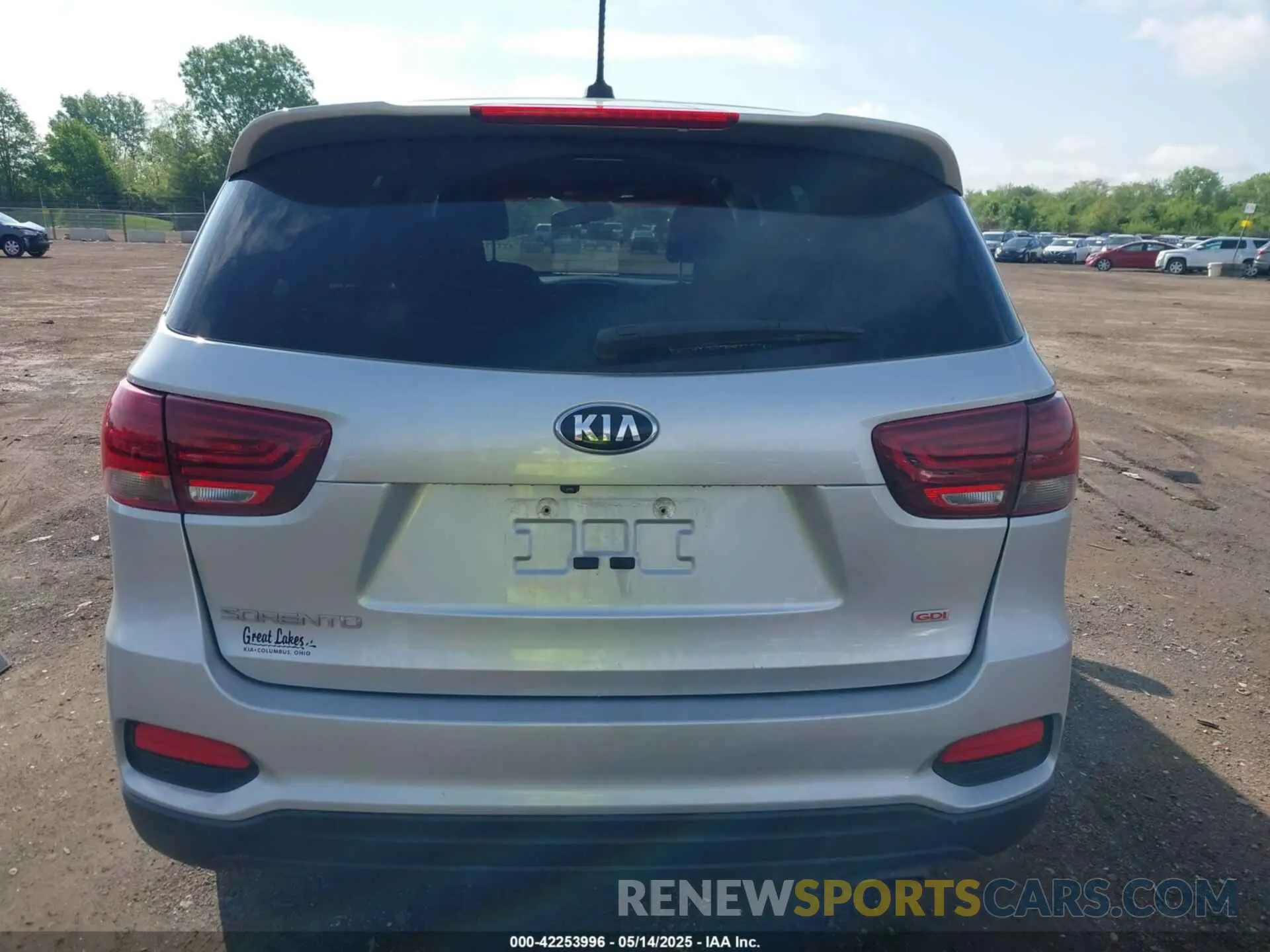 16 Photograph of a damaged car 5XYPG4A39KG463715 KIA SORENTO 2019