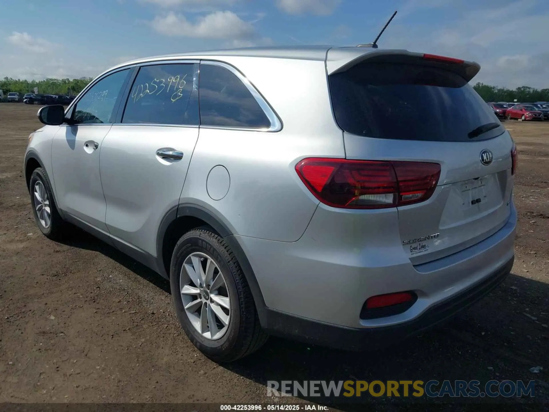 3 Photograph of a damaged car 5XYPG4A39KG463715 KIA SORENTO 2019