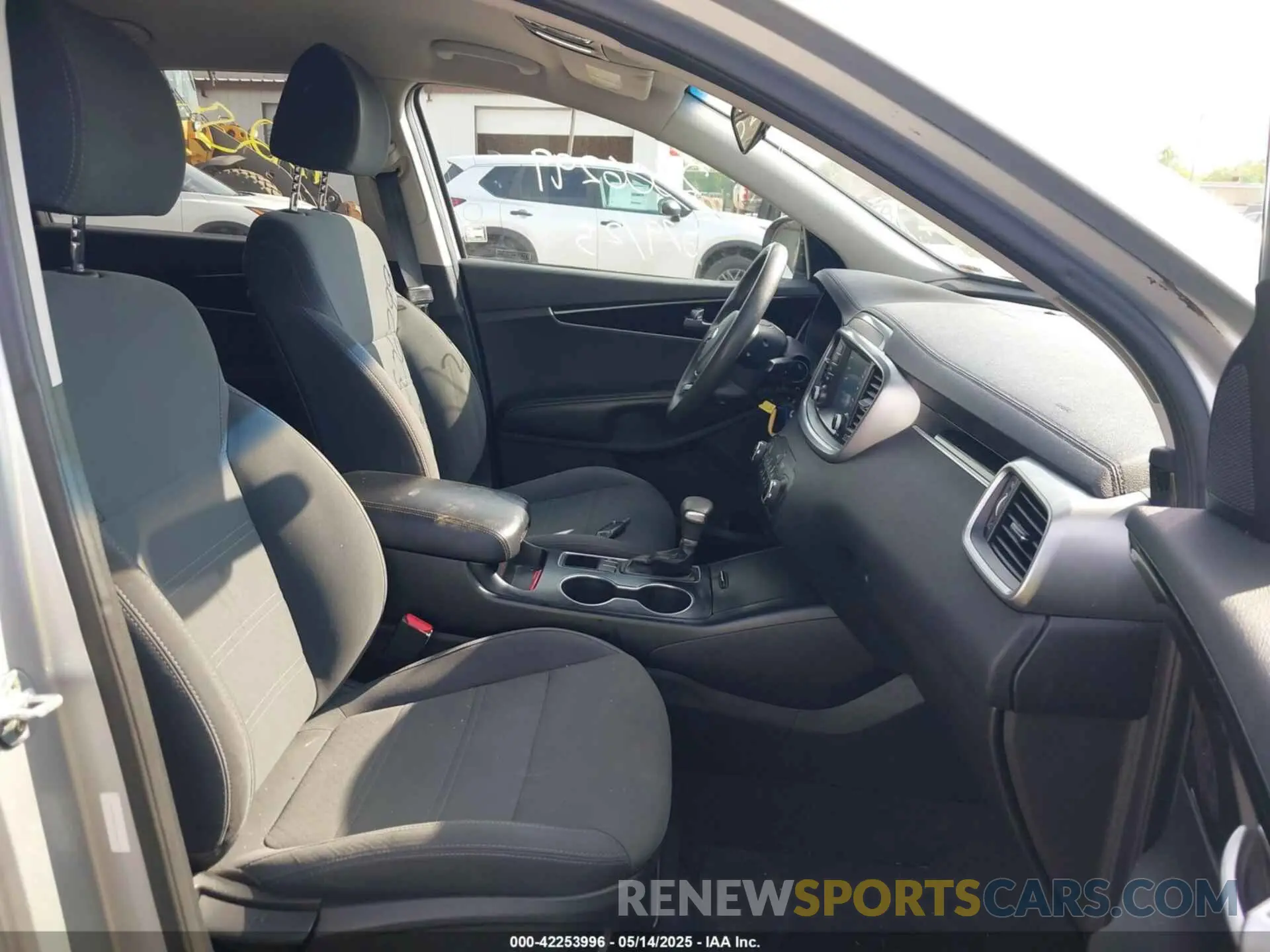 5 Photograph of a damaged car 5XYPG4A39KG463715 KIA SORENTO 2019