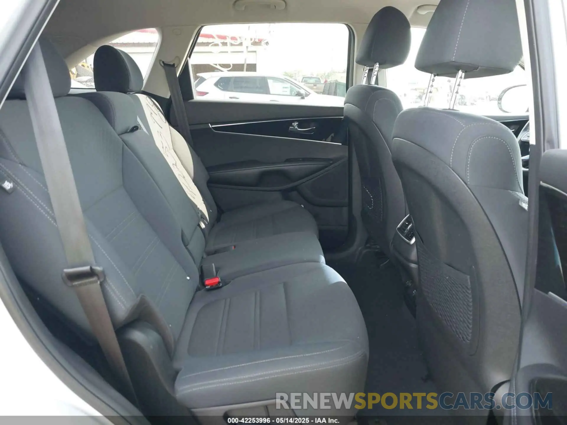 8 Photograph of a damaged car 5XYPG4A39KG463715 KIA SORENTO 2019