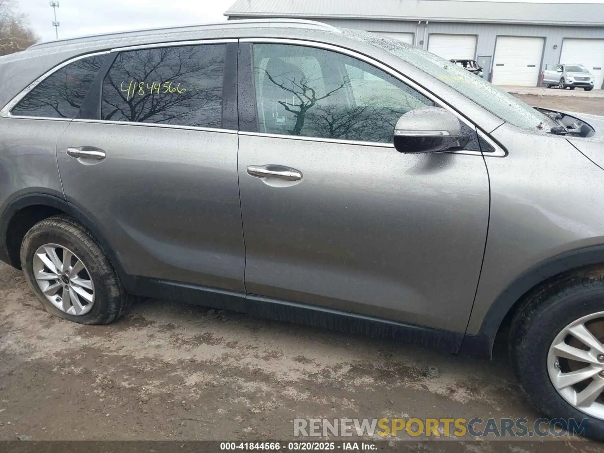 14 Photograph of a damaged car 5XYPG4A39KG532323 KIA SORENTO 2019