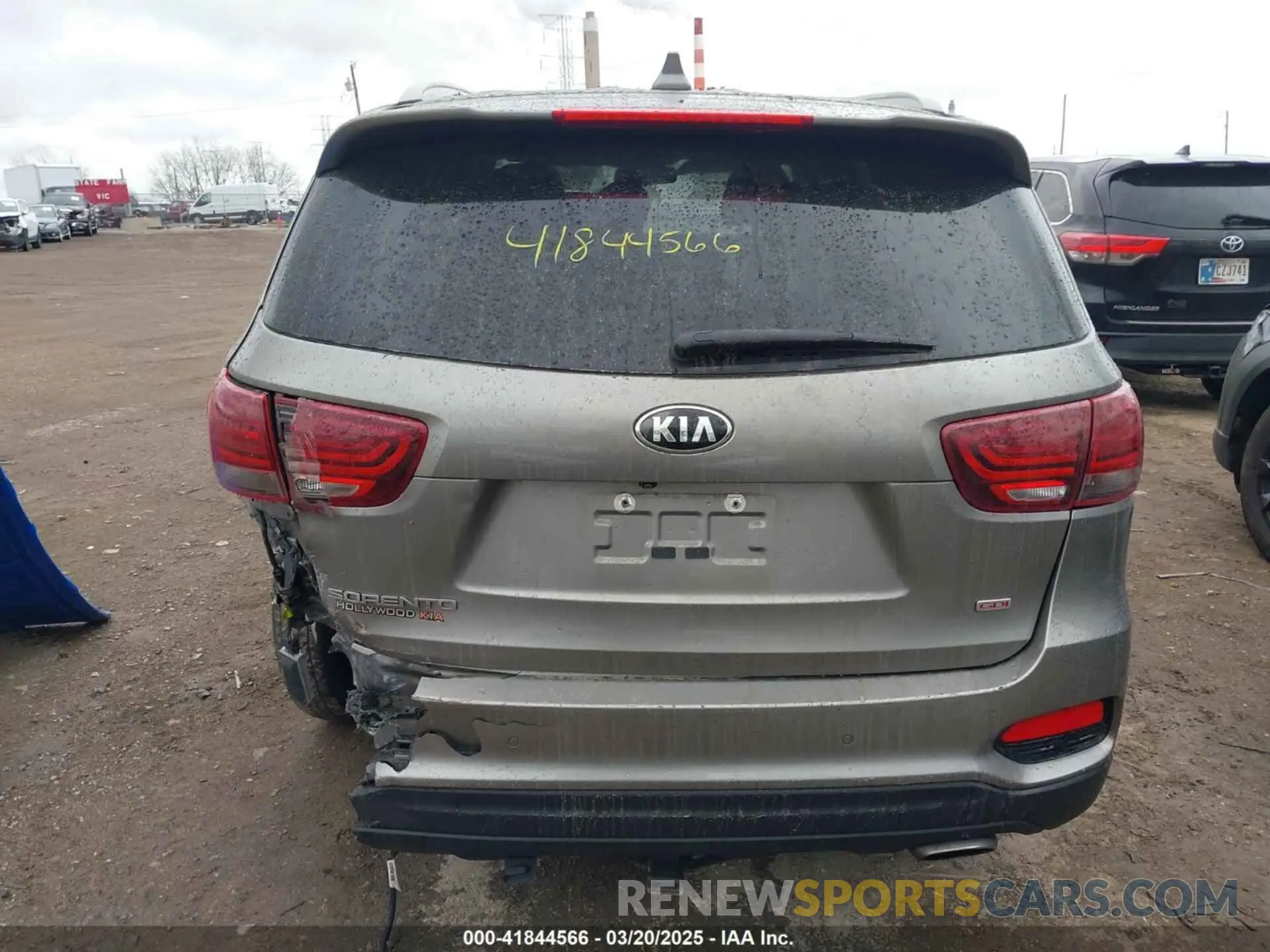 17 Photograph of a damaged car 5XYPG4A39KG532323 KIA SORENTO 2019