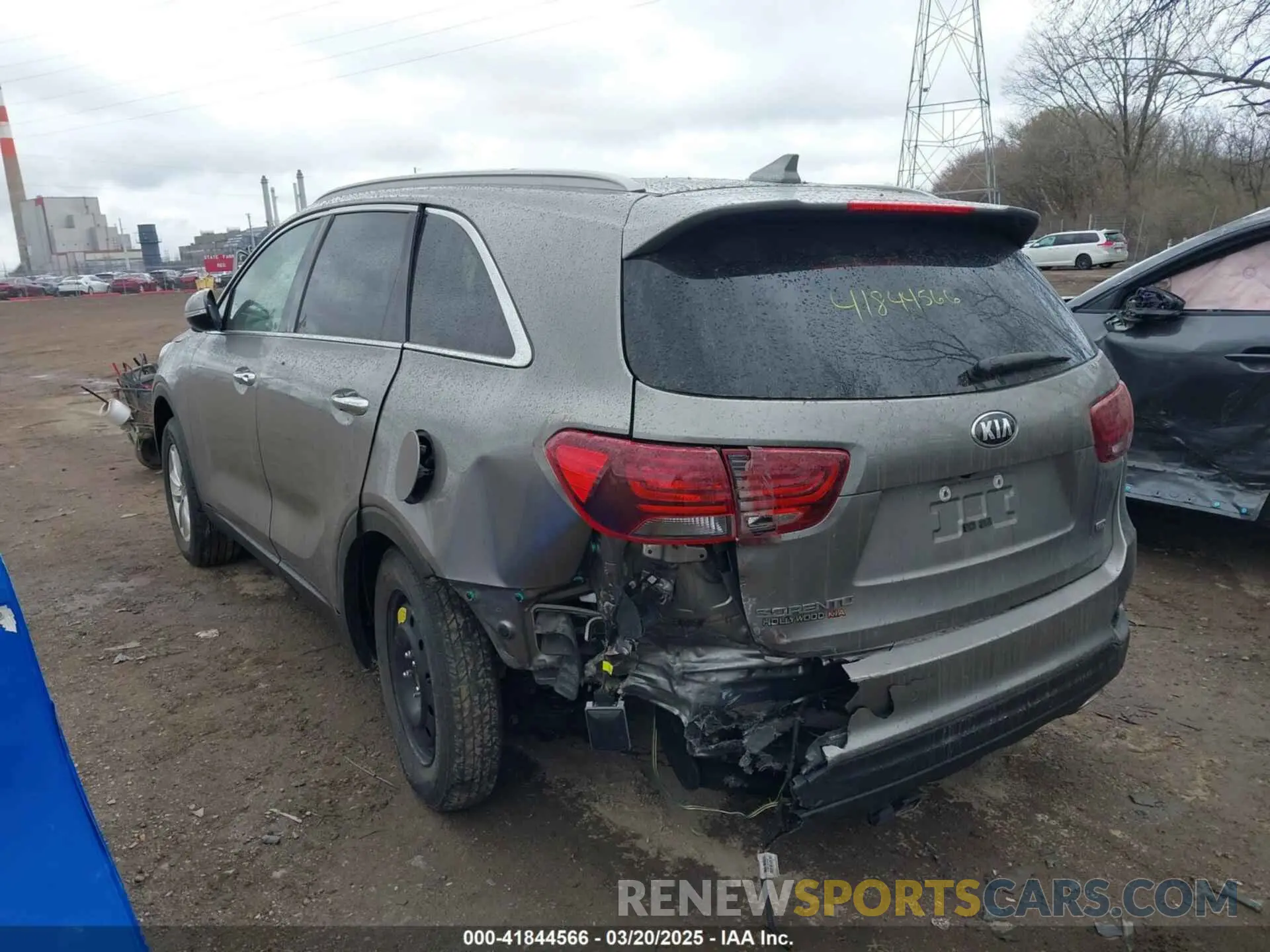 3 Photograph of a damaged car 5XYPG4A39KG532323 KIA SORENTO 2019