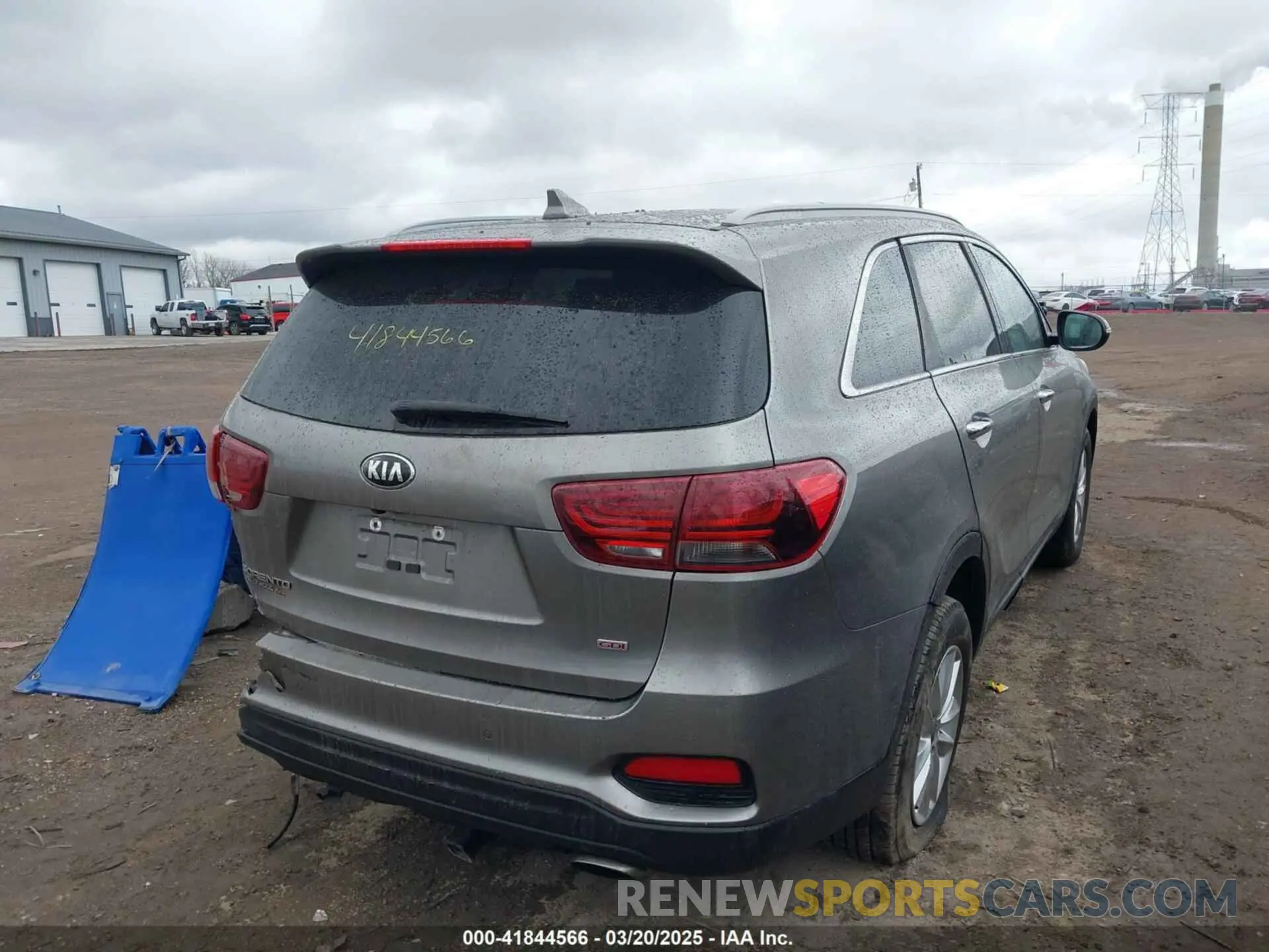 4 Photograph of a damaged car 5XYPG4A39KG532323 KIA SORENTO 2019