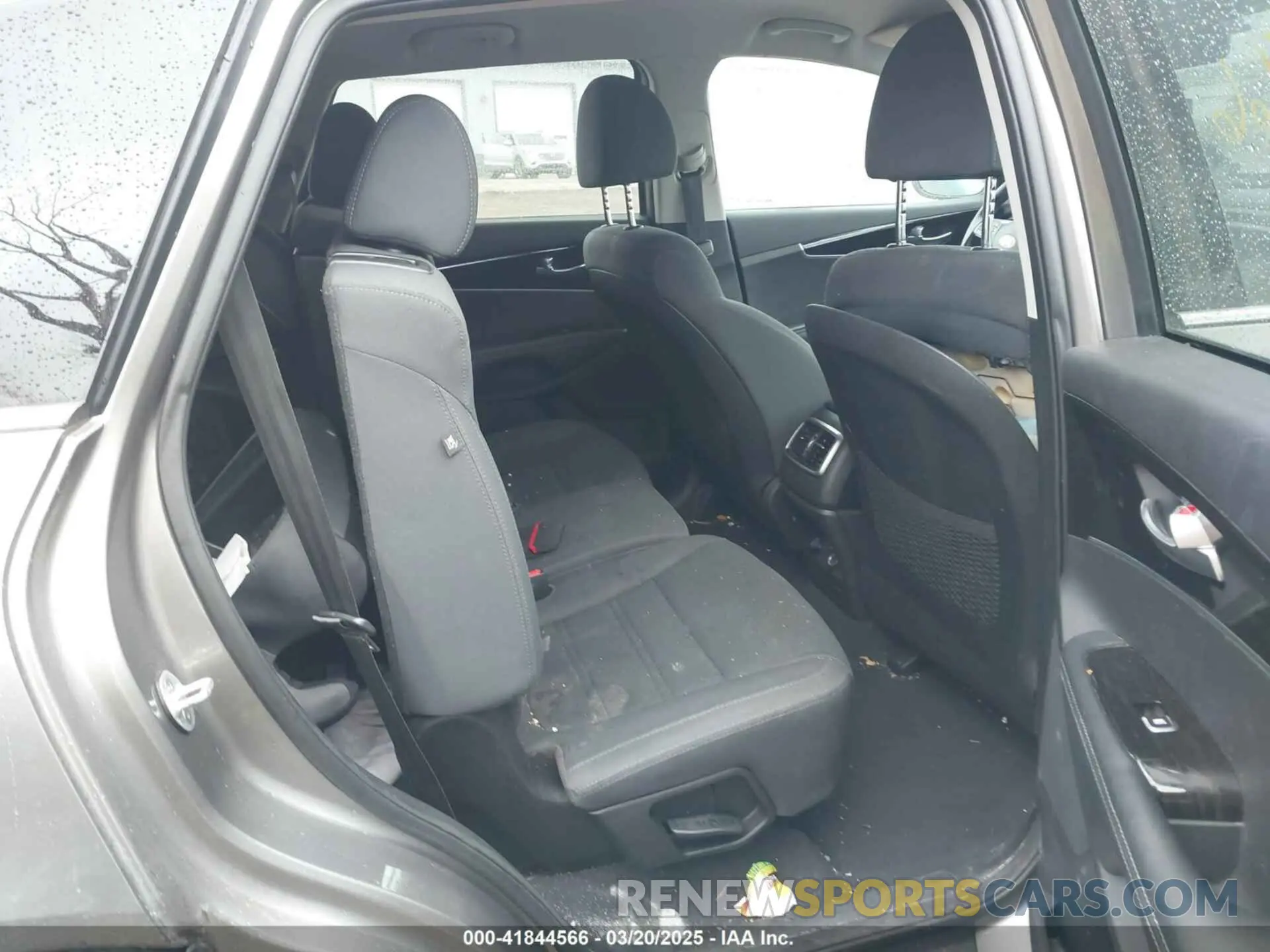 8 Photograph of a damaged car 5XYPG4A39KG532323 KIA SORENTO 2019