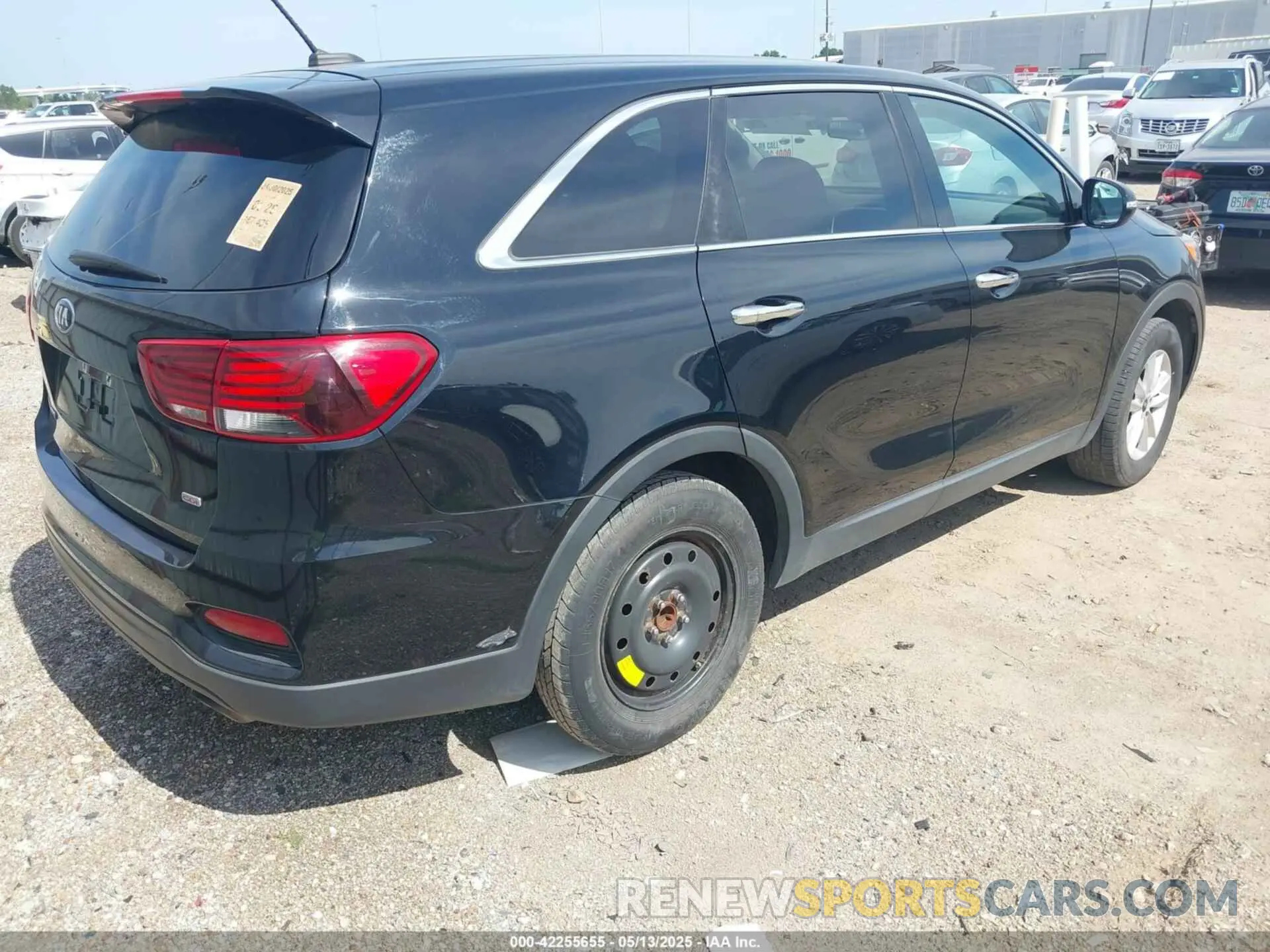 4 Photograph of a damaged car 5XYPG4A39KG534430 KIA SORENTO 2019