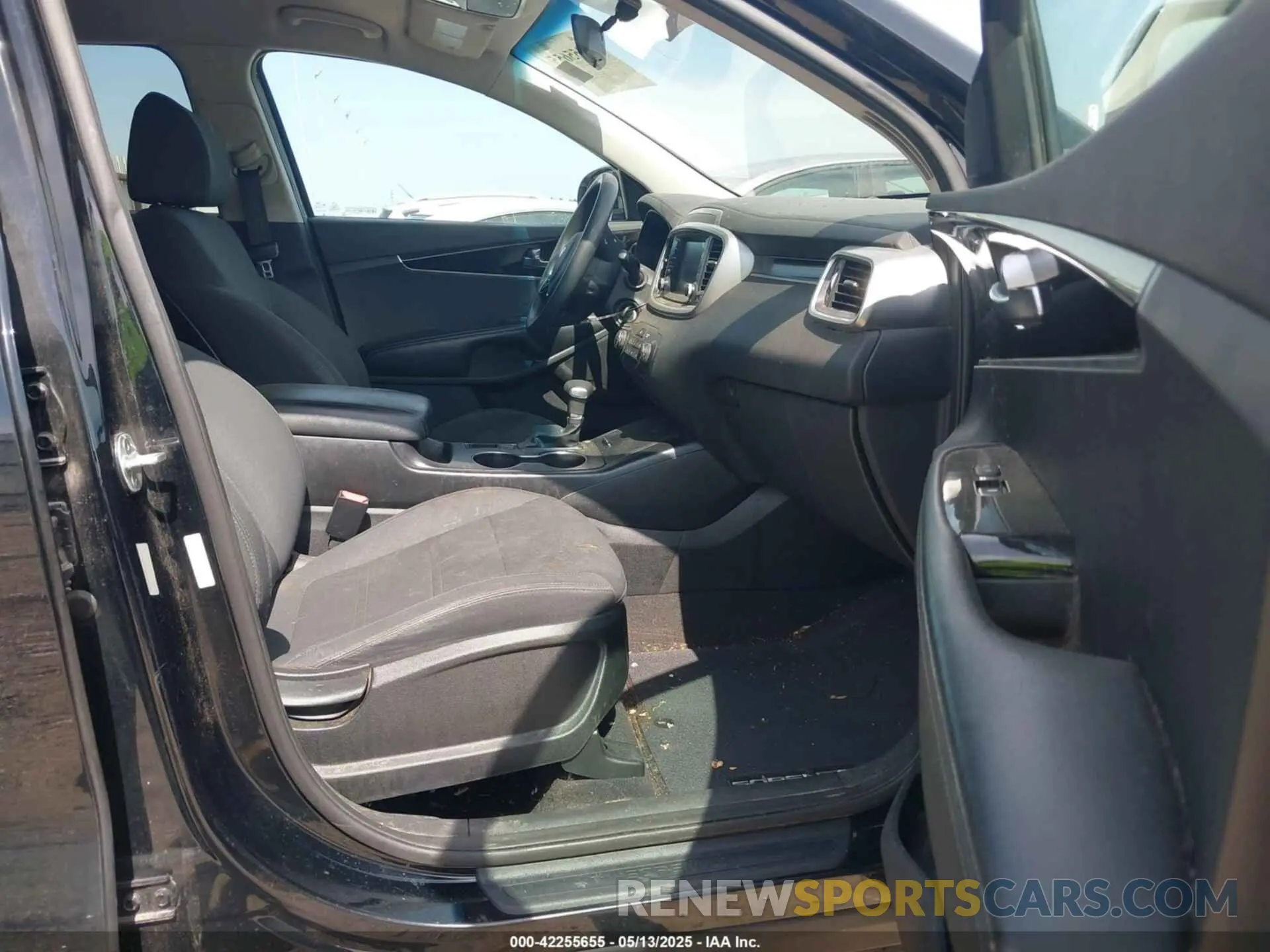 5 Photograph of a damaged car 5XYPG4A39KG534430 KIA SORENTO 2019