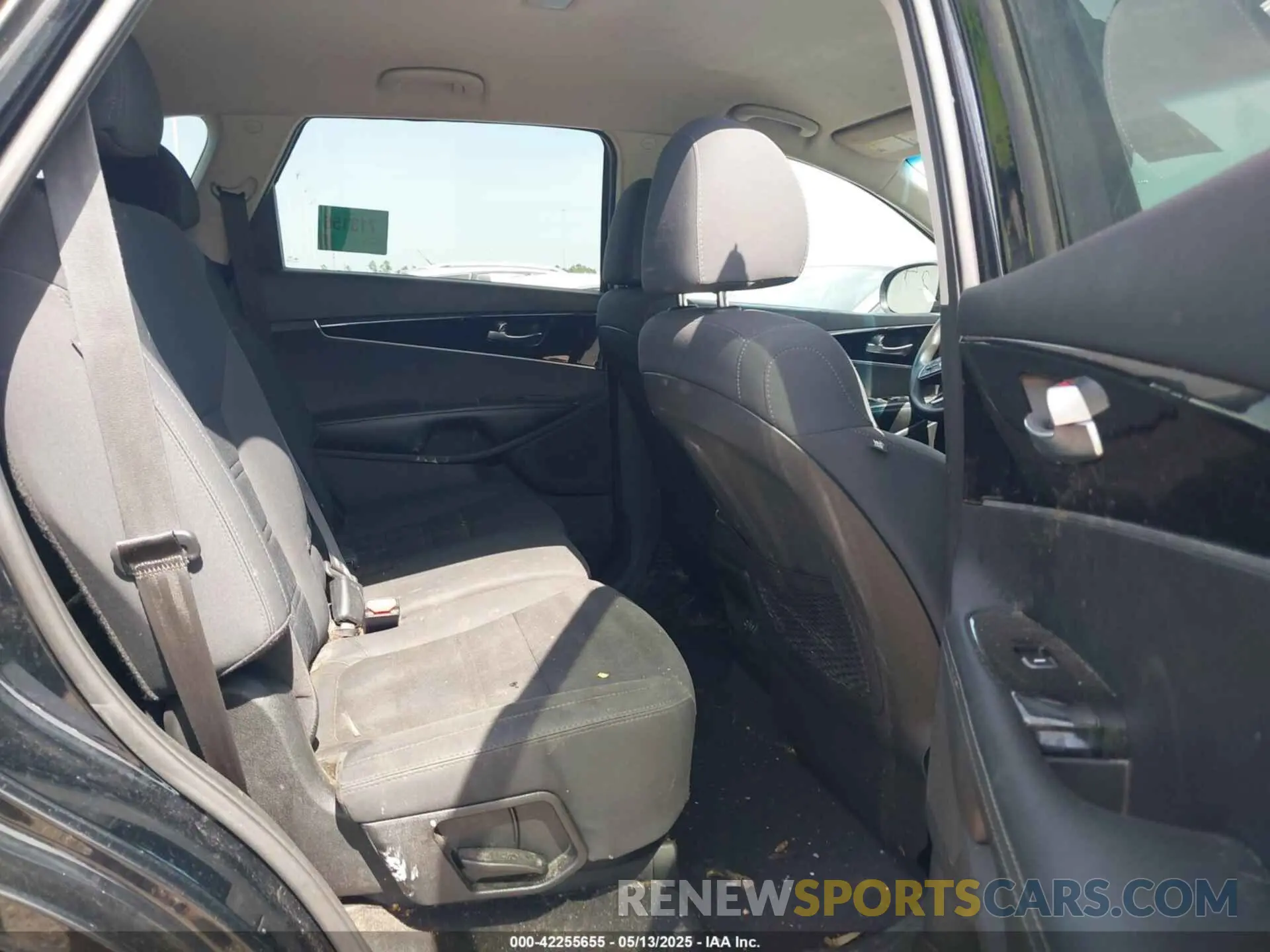 8 Photograph of a damaged car 5XYPG4A39KG534430 KIA SORENTO 2019