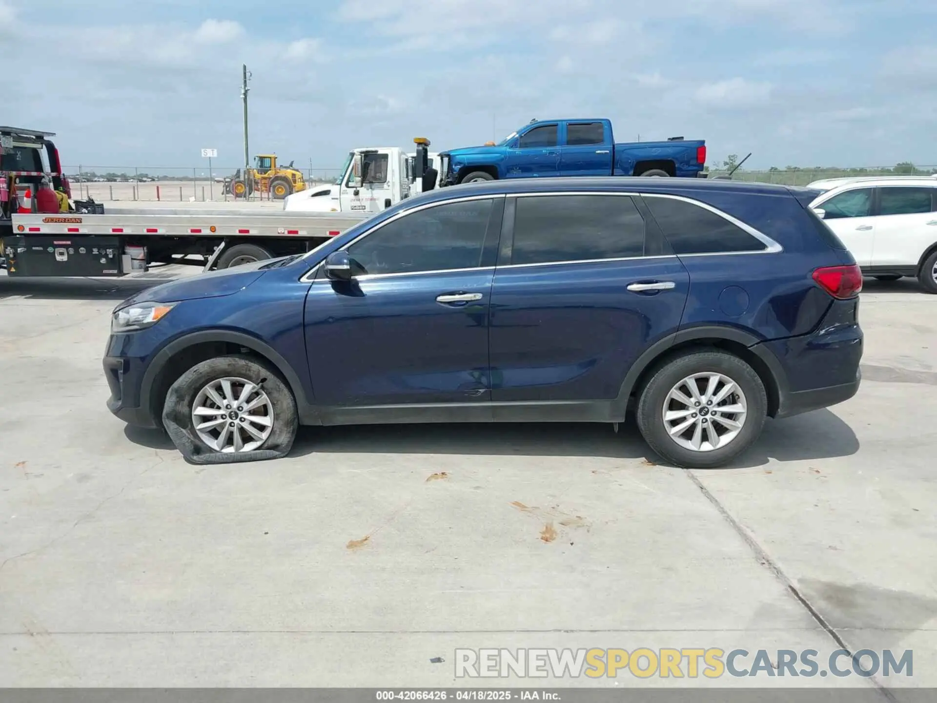 14 Photograph of a damaged car 5XYPG4A39KG541829 KIA SORENTO 2019
