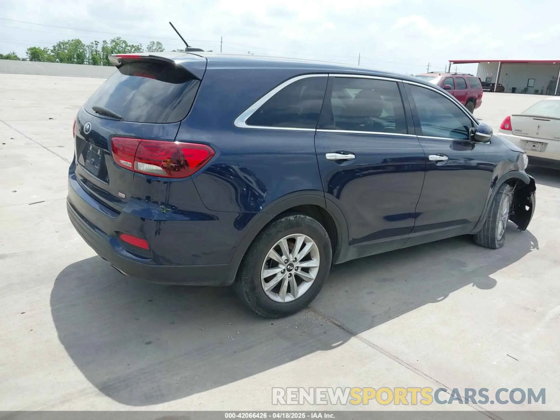 4 Photograph of a damaged car 5XYPG4A39KG541829 KIA SORENTO 2019