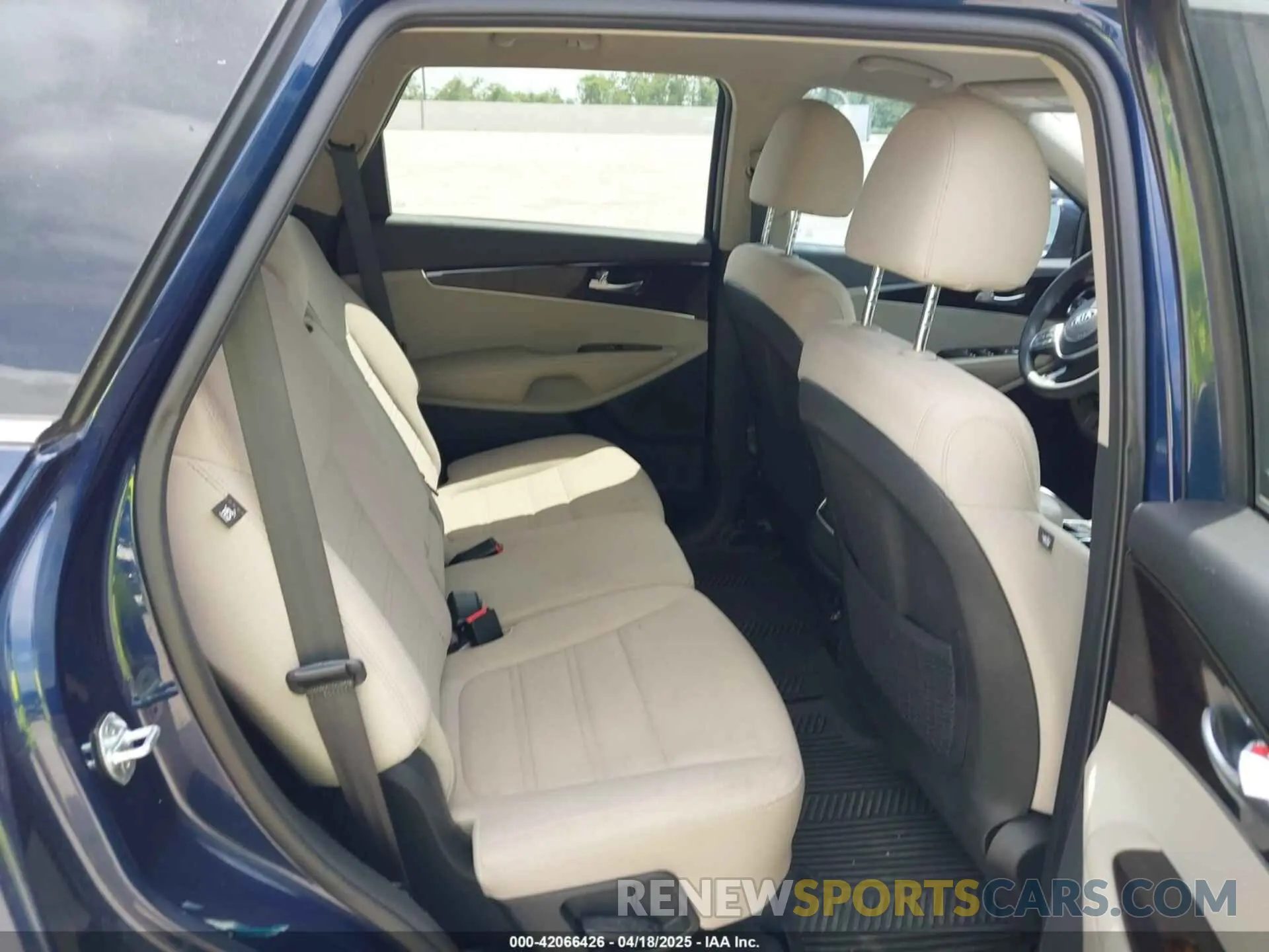 8 Photograph of a damaged car 5XYPG4A39KG541829 KIA SORENTO 2019