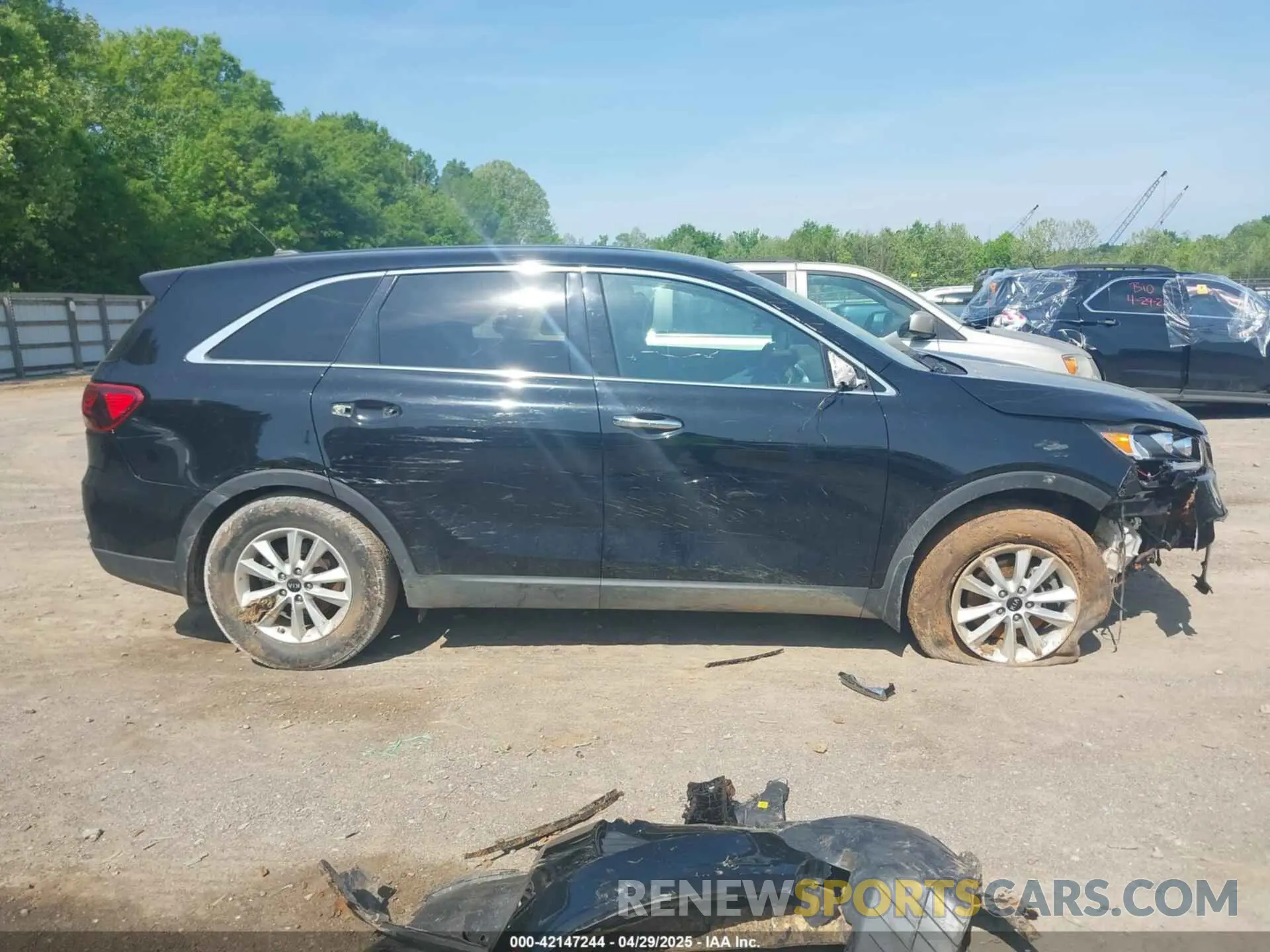 14 Photograph of a damaged car 5XYPG4A39KG576239 KIA SORENTO 2019