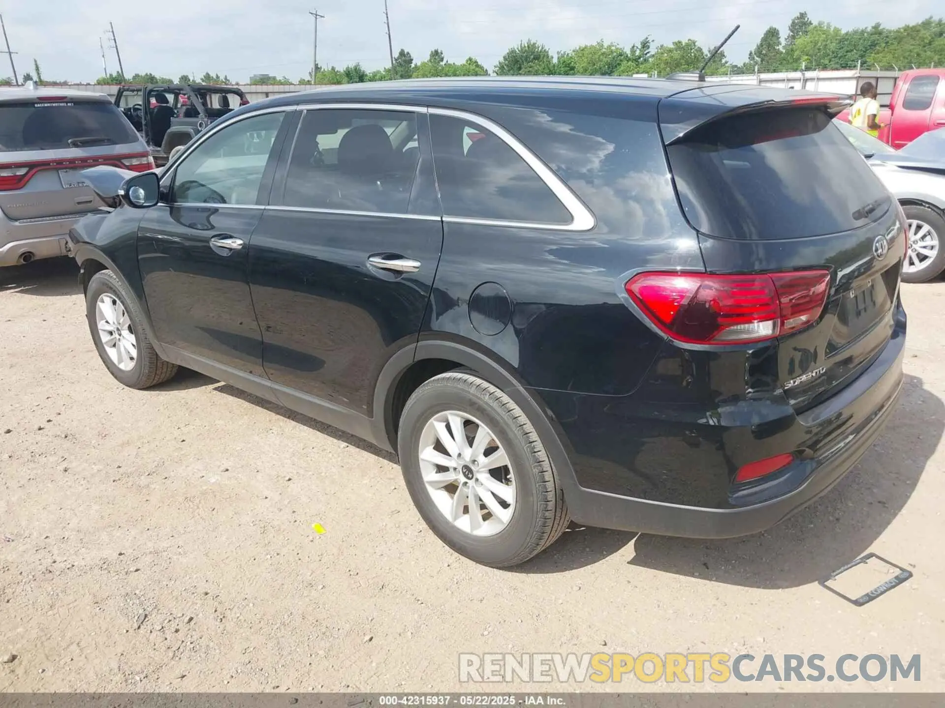 3 Photograph of a damaged car 5XYPG4A39KG577861 KIA SORENTO 2019