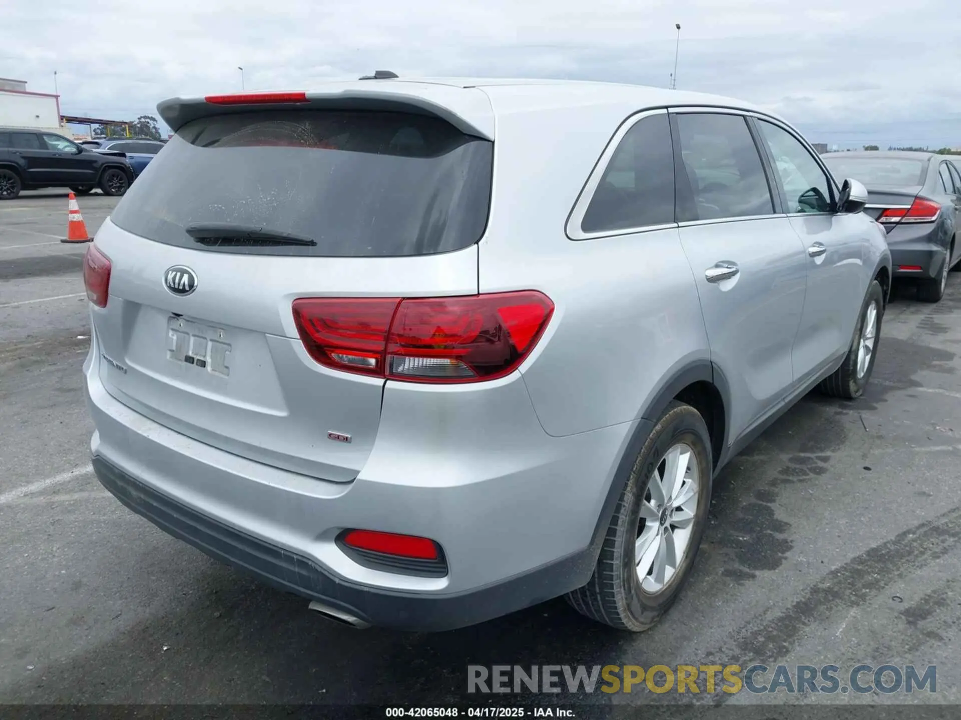 4 Photograph of a damaged car 5XYPG4A39KG580369 KIA SORENTO 2019