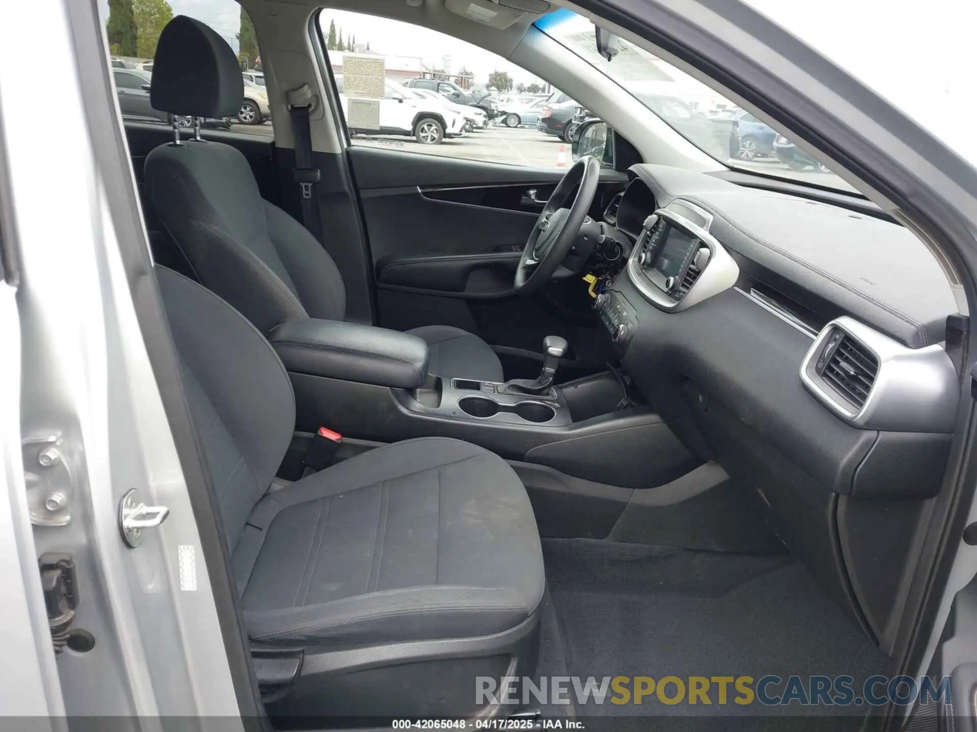5 Photograph of a damaged car 5XYPG4A39KG580369 KIA SORENTO 2019