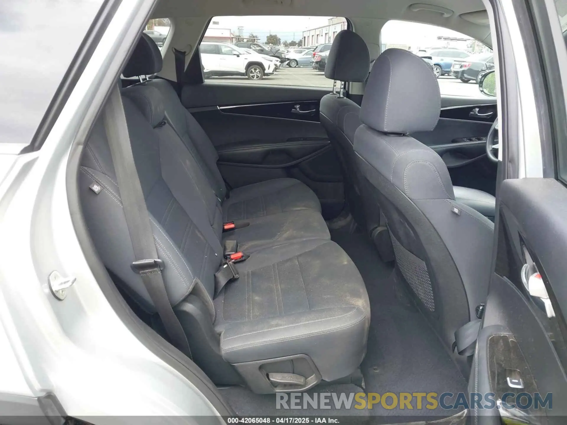 8 Photograph of a damaged car 5XYPG4A39KG580369 KIA SORENTO 2019
