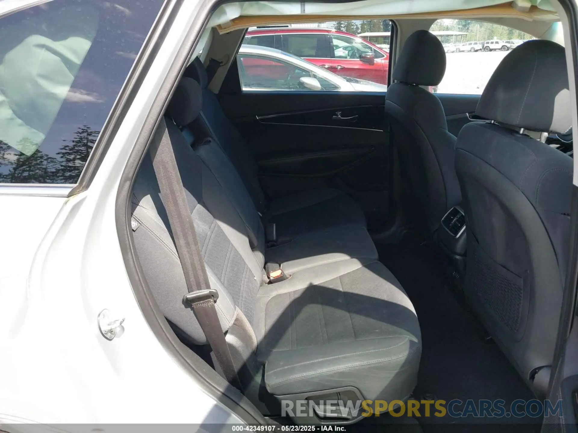8 Photograph of a damaged car 5XYPG4A39KG595941 KIA SORENTO 2019