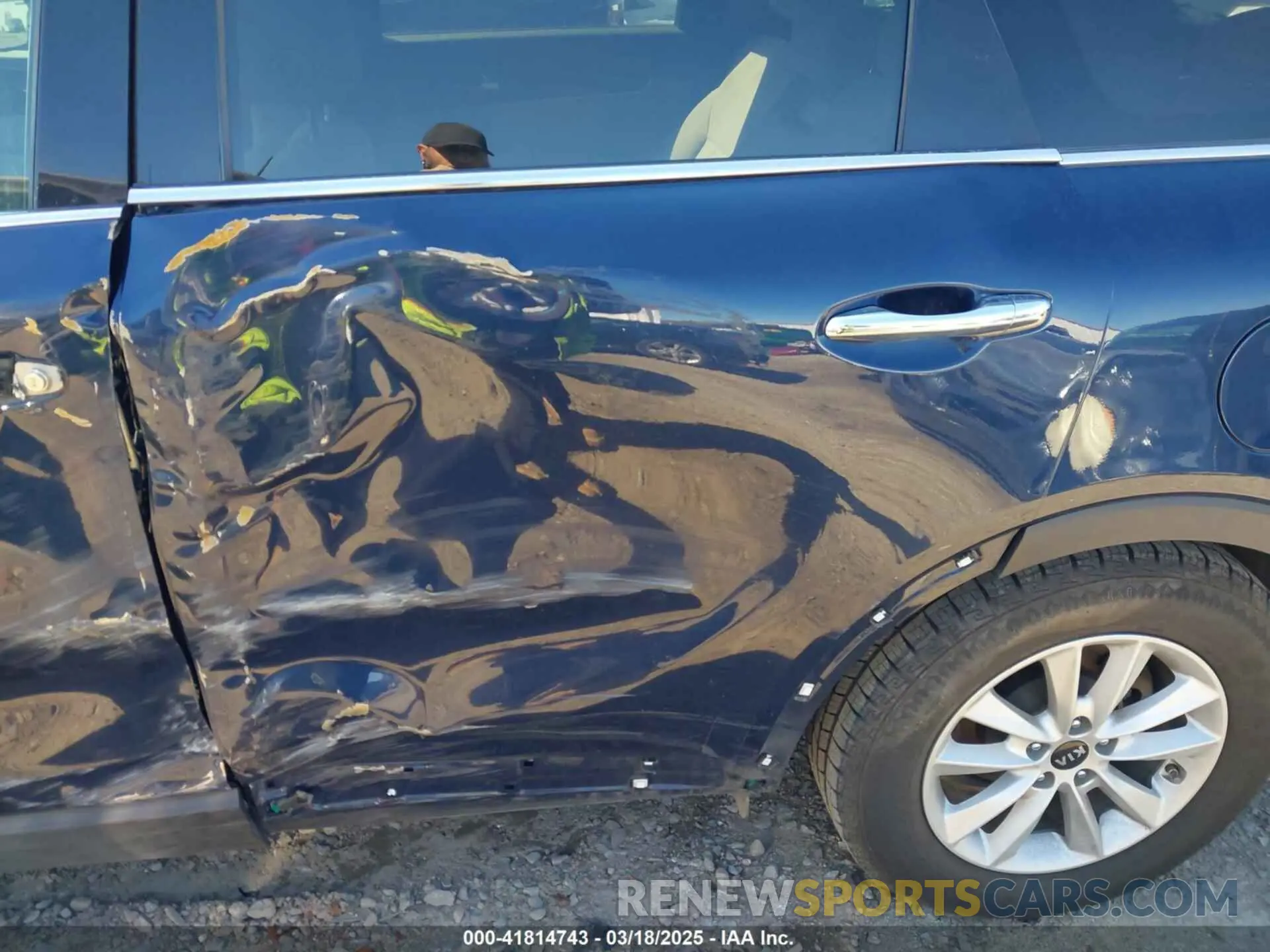 17 Photograph of a damaged car 5XYPG4A3XKG523100 KIA SORENTO 2019