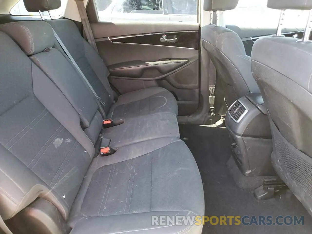 11 Photograph of a damaged car 5XYPG4A3XKG574807 KIA SORENTO 2019