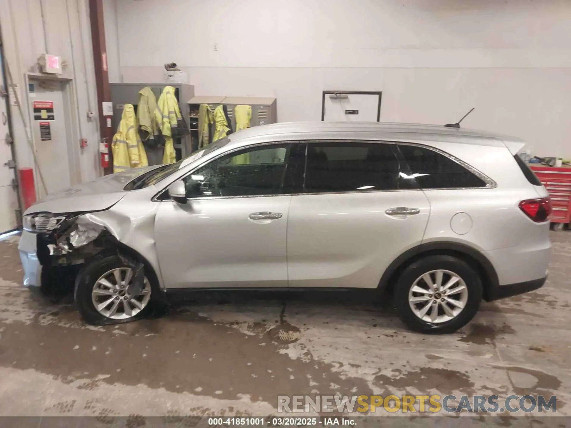 14 Photograph of a damaged car 5XYPG4A3XKG575729 KIA SORENTO 2019