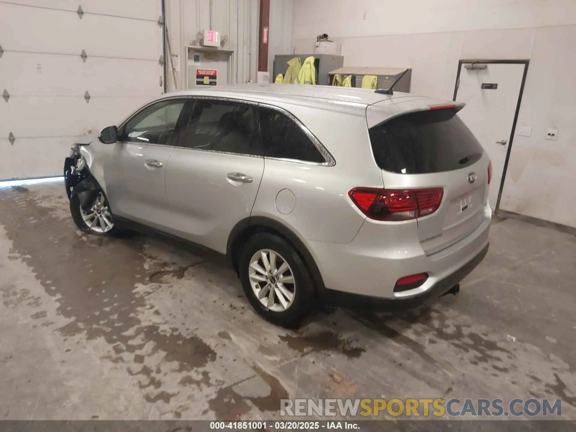 3 Photograph of a damaged car 5XYPG4A3XKG575729 KIA SORENTO 2019