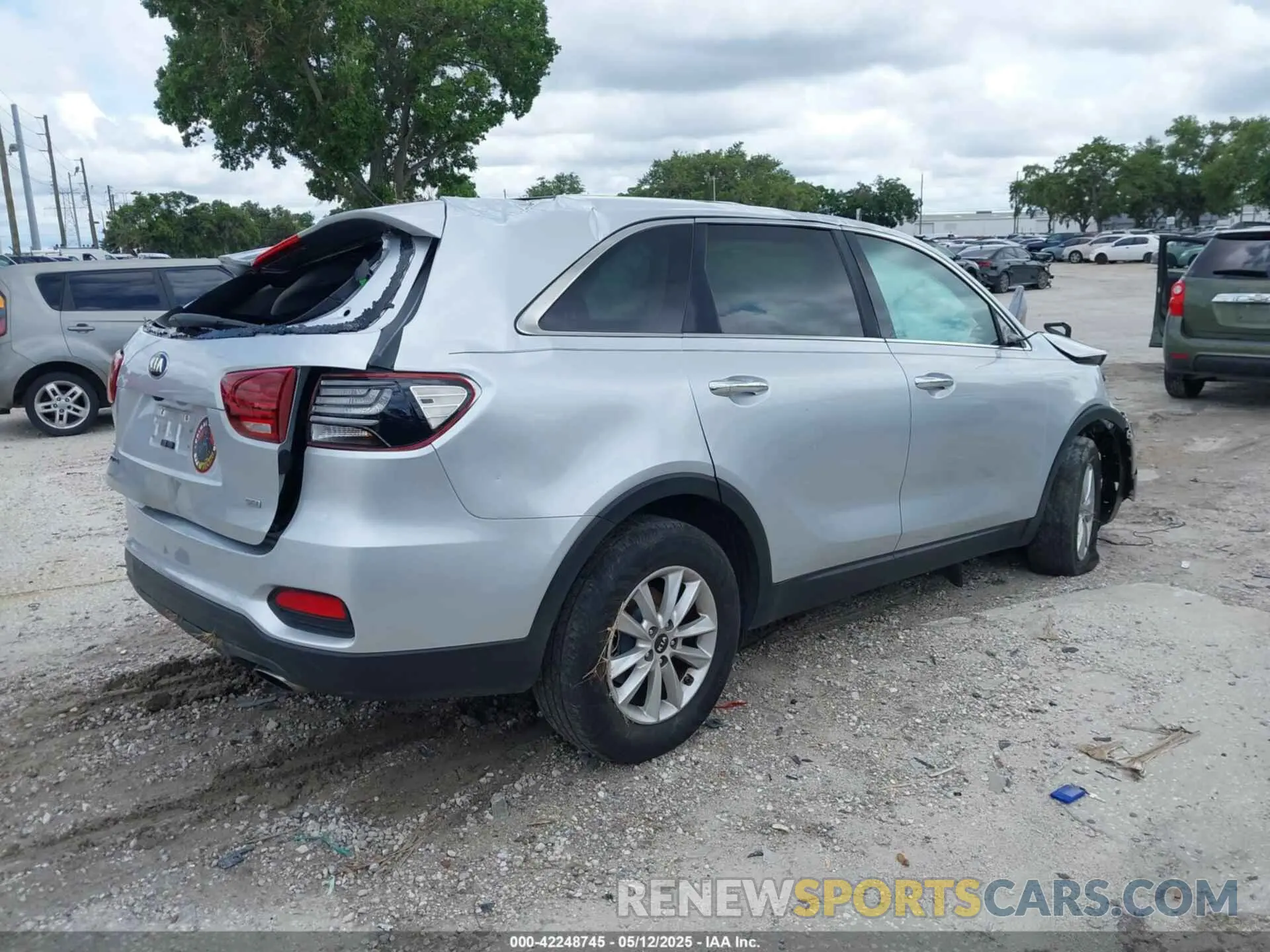 4 Photograph of a damaged car 5XYPG4A3XKG577478 KIA SORENTO 2019