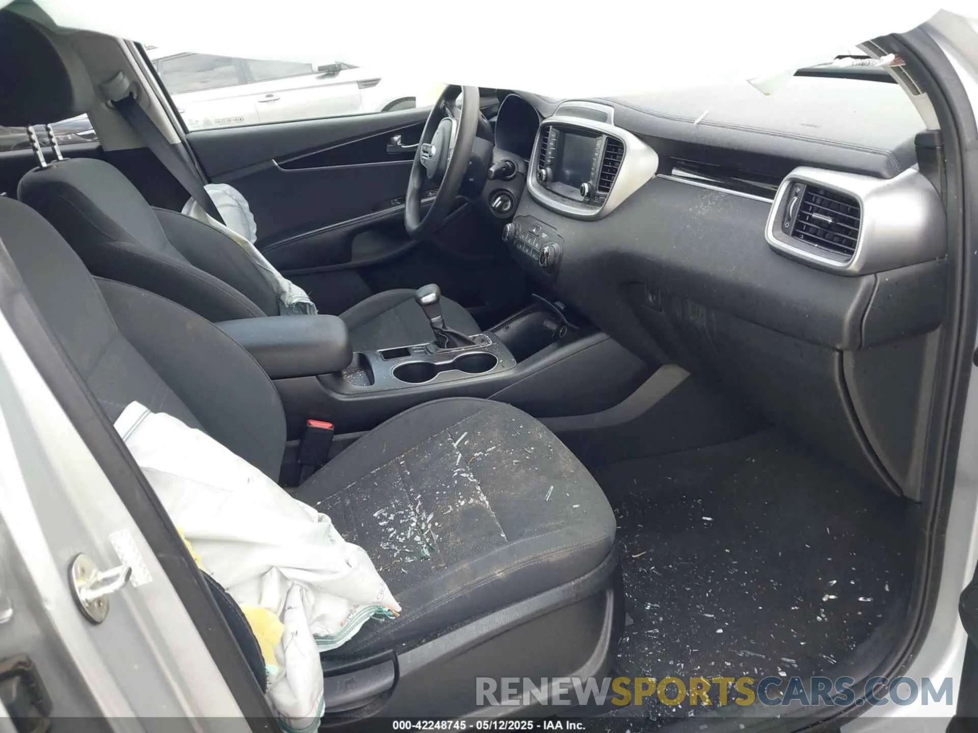 5 Photograph of a damaged car 5XYPG4A3XKG577478 KIA SORENTO 2019