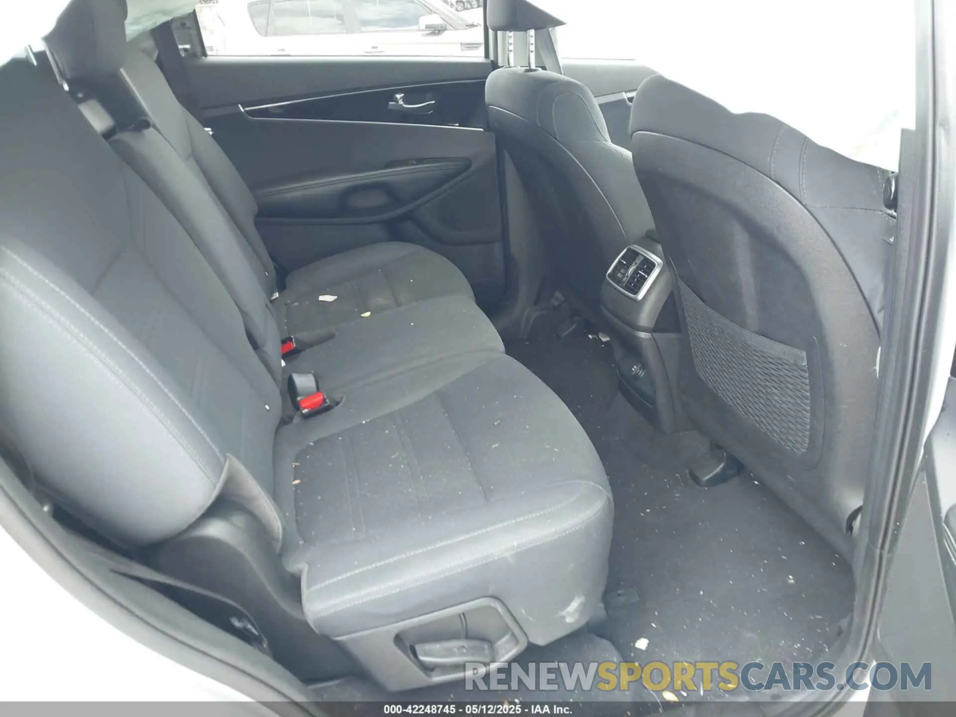 8 Photograph of a damaged car 5XYPG4A3XKG577478 KIA SORENTO 2019