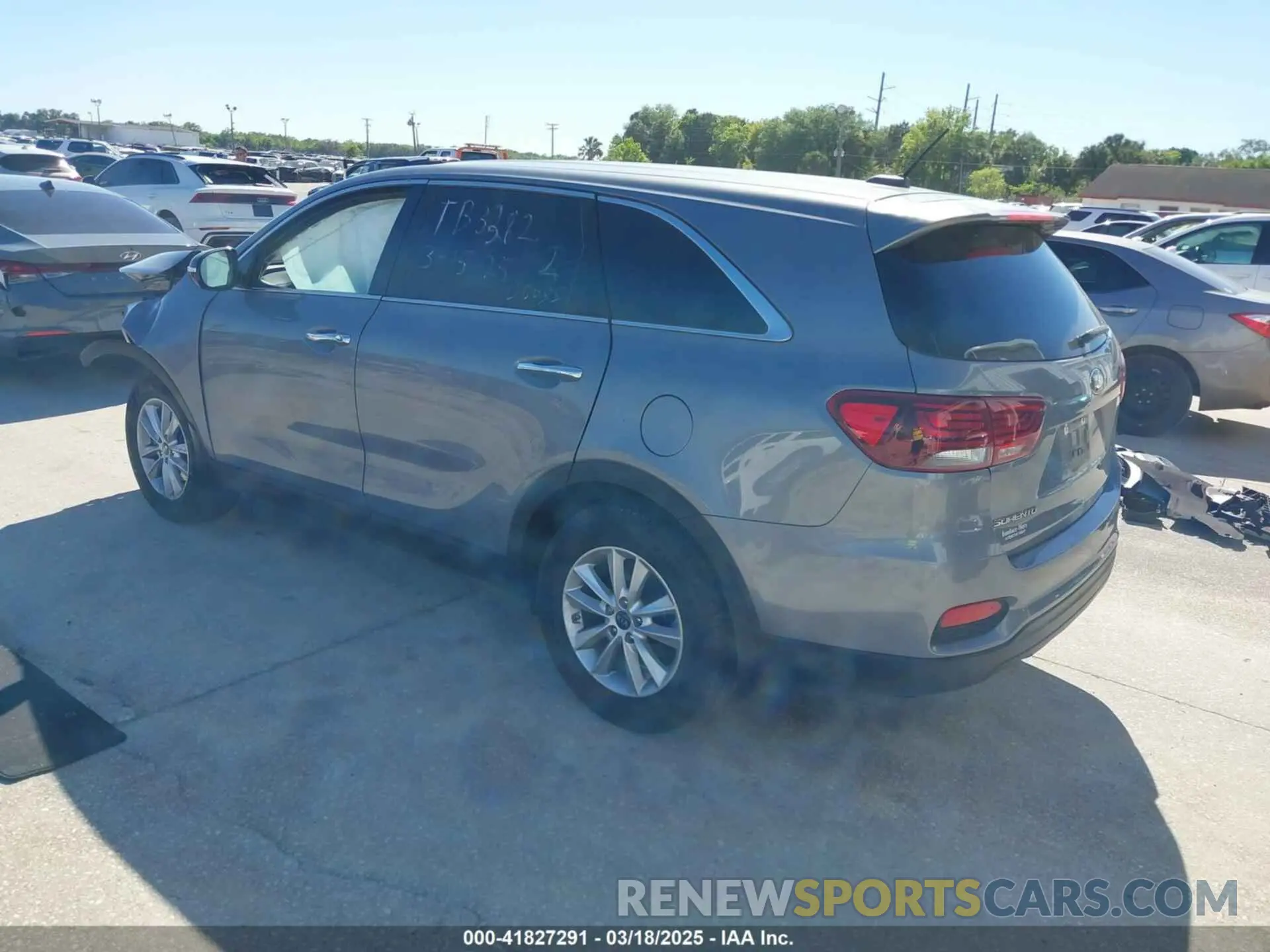 3 Photograph of a damaged car 5XYPG4A3XKG605229 KIA SORENTO 2019