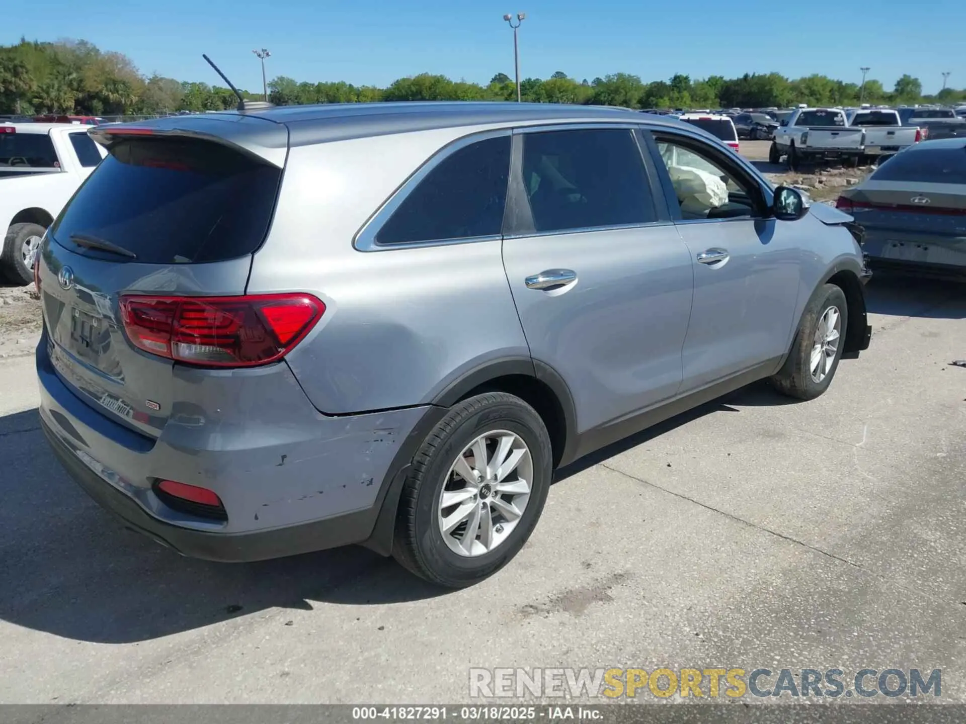 4 Photograph of a damaged car 5XYPG4A3XKG605229 KIA SORENTO 2019