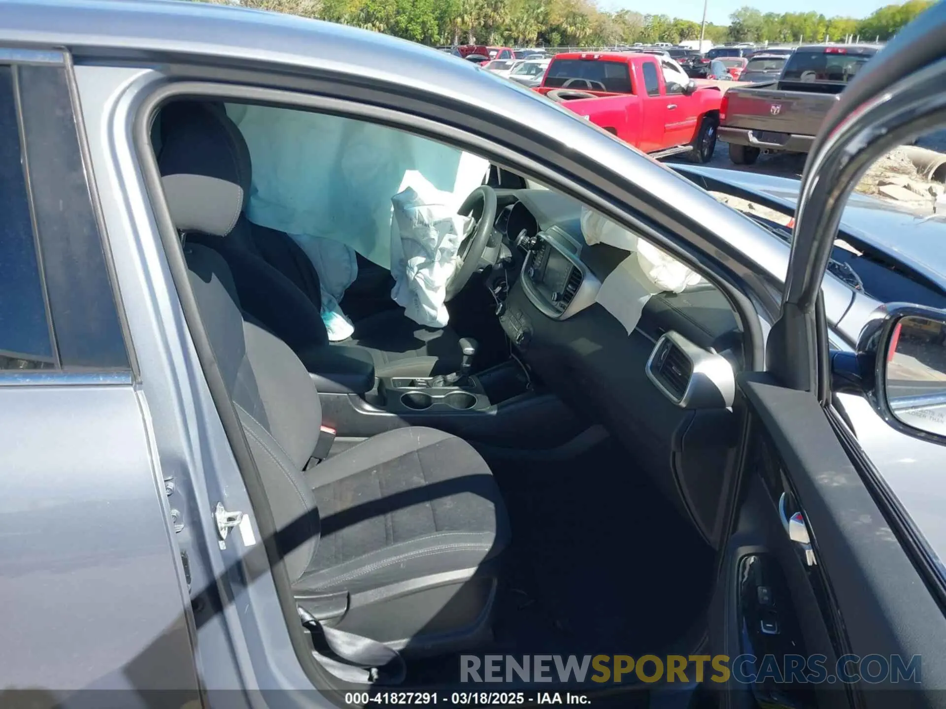 5 Photograph of a damaged car 5XYPG4A3XKG605229 KIA SORENTO 2019